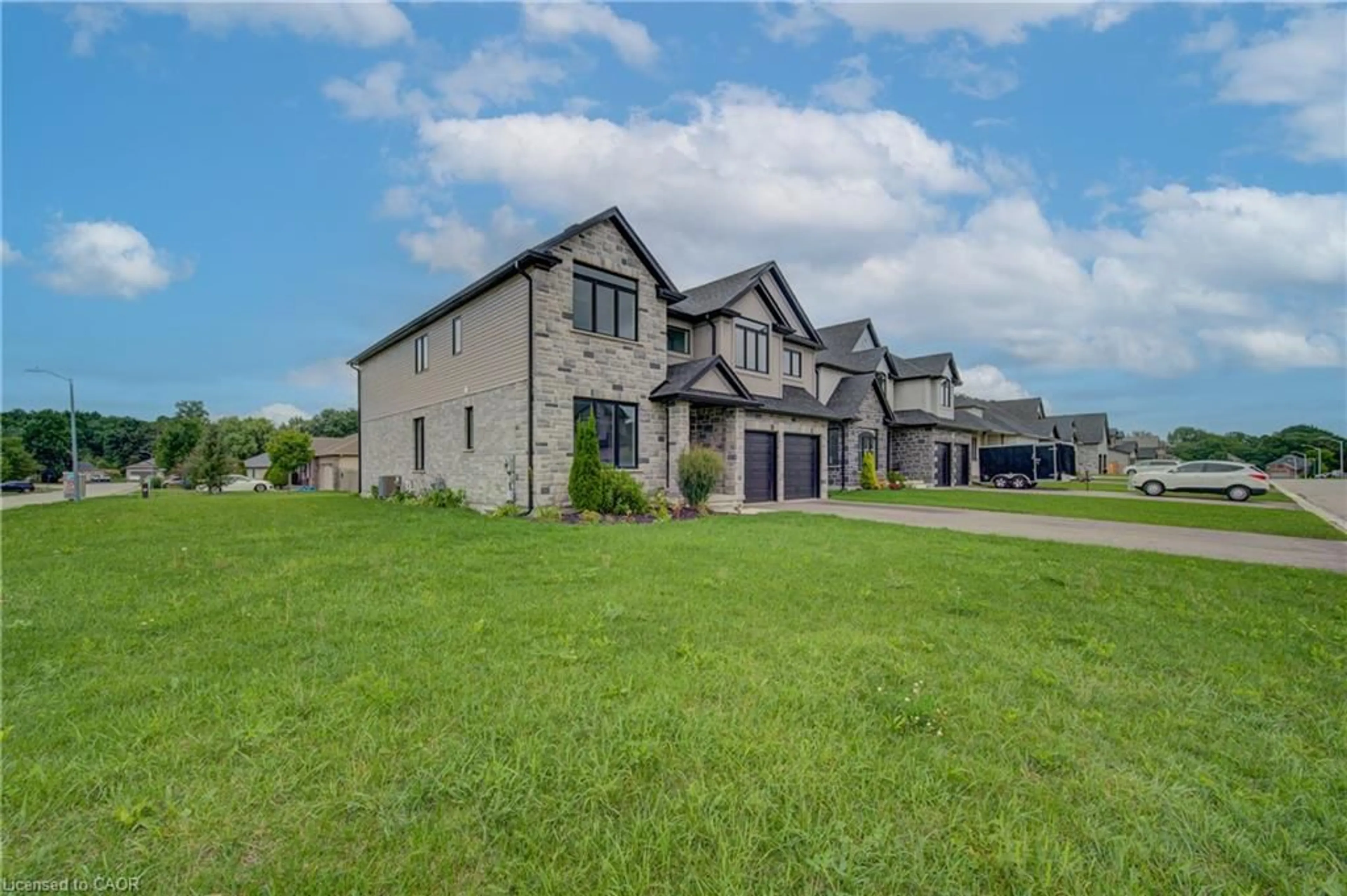 A pic from outside/outdoor area/front of a property/back of a property/a pic from drone, building for 32 Sycamore Dr, Tillsonburg Ontario N4G 5R9
