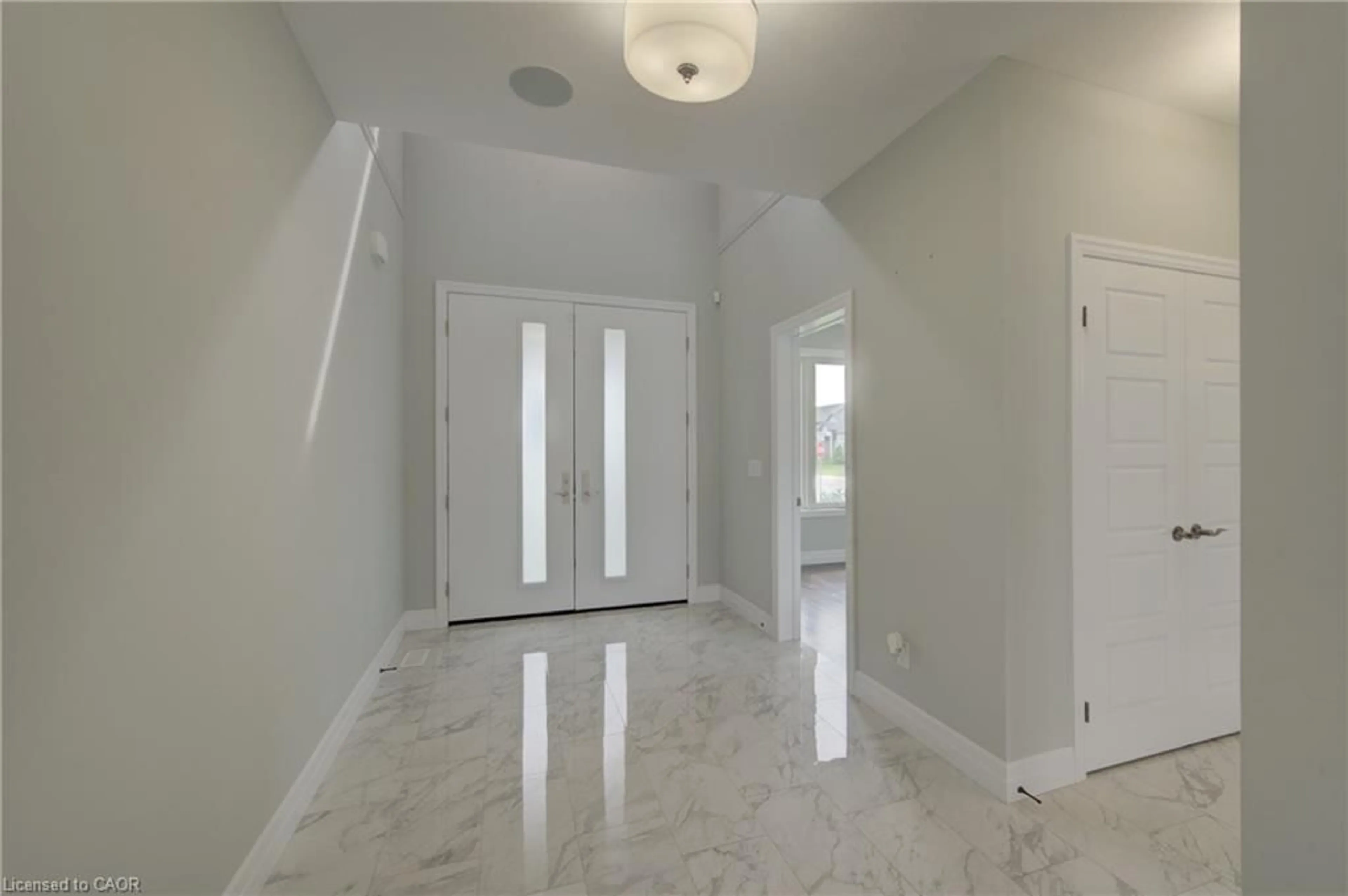 Indoor entryway for 32 Sycamore Dr, Tillsonburg Ontario N4G 5R9