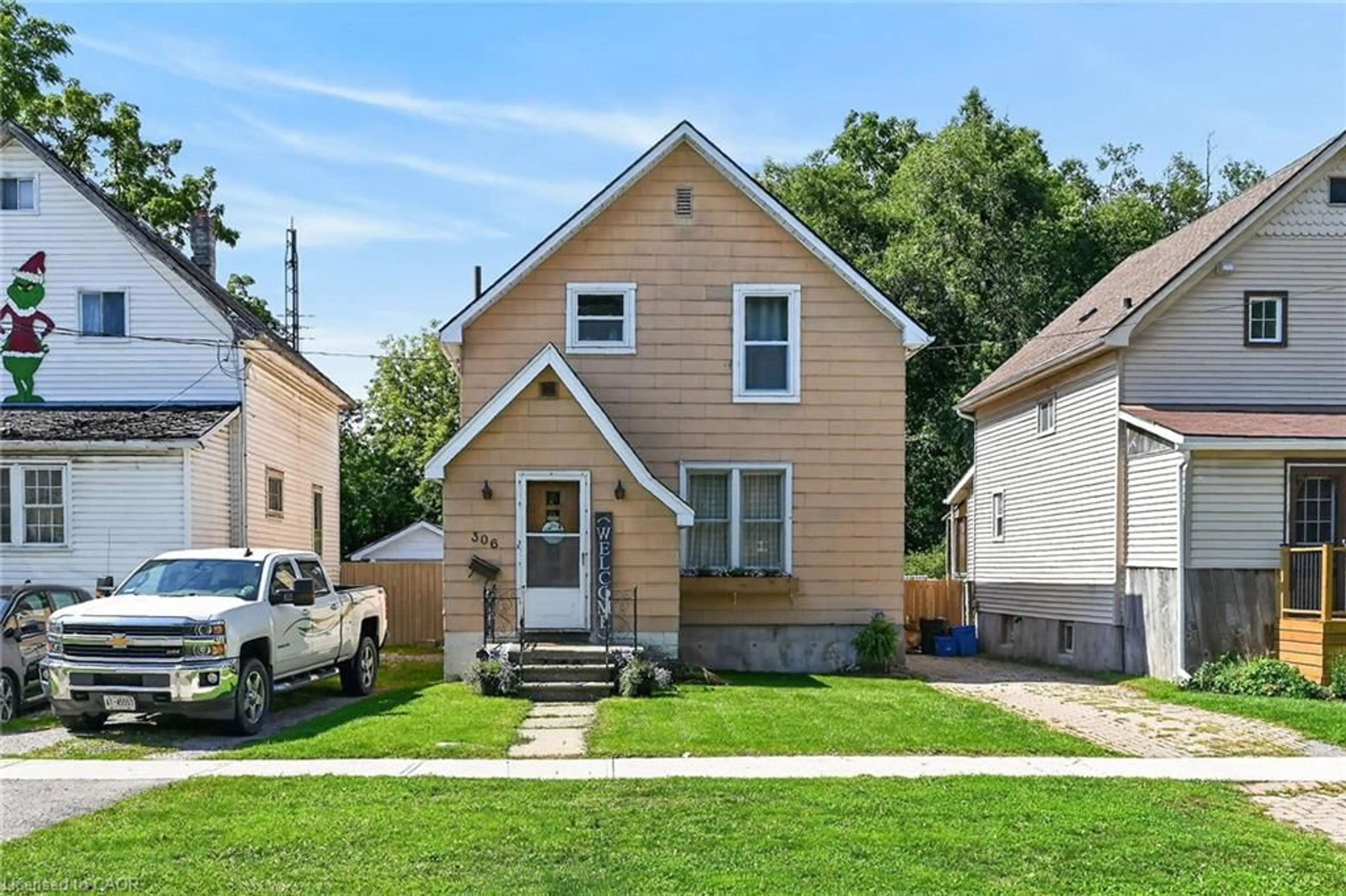 Home with vinyl exterior material, street for 306 George St, Dunnville Ontario N1A 2T6