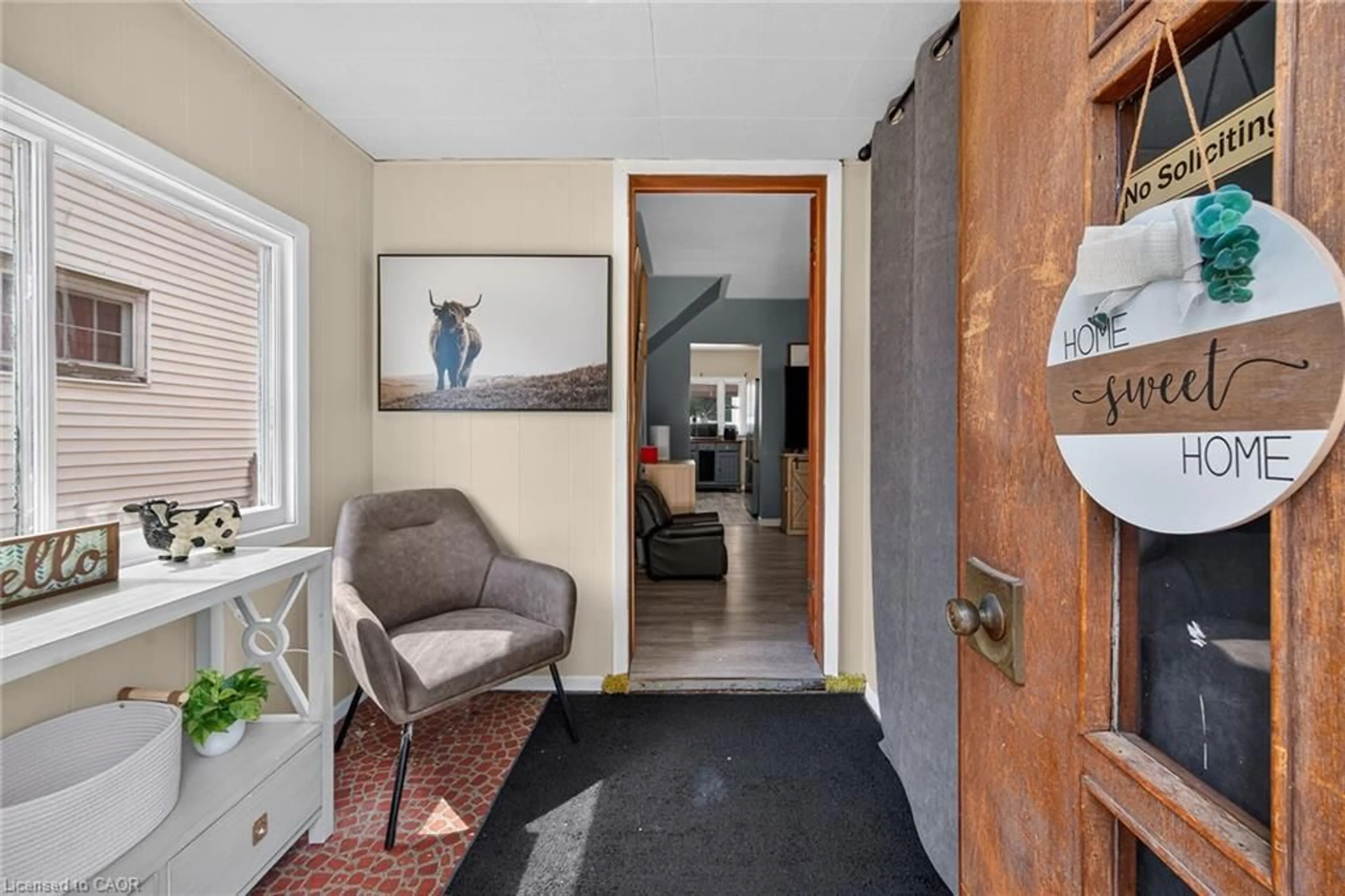 Indoor entryway for 306 George St, Dunnville Ontario N1A 2T6