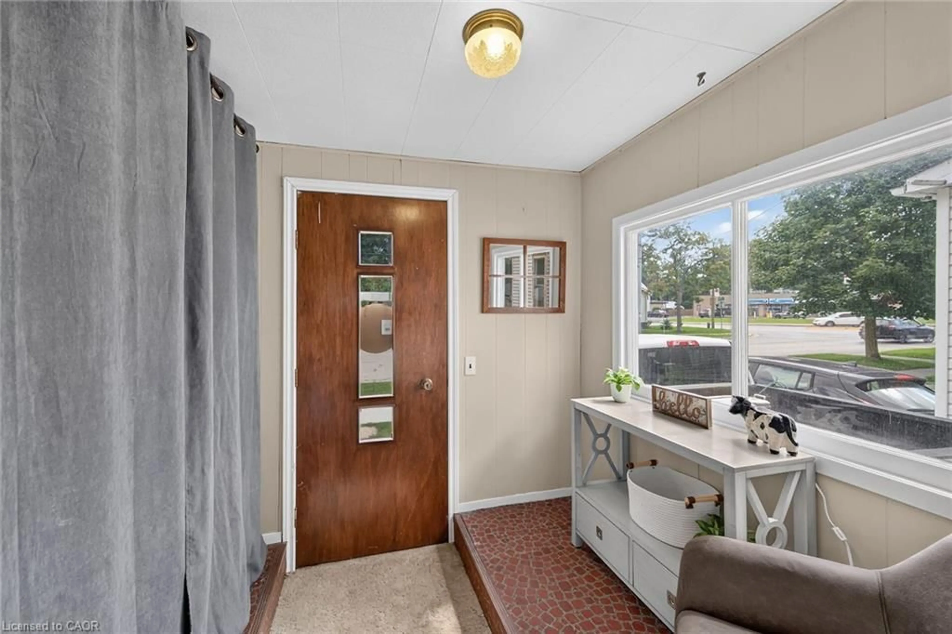 Indoor entryway for 306 George St, Dunnville Ontario N1A 2T6