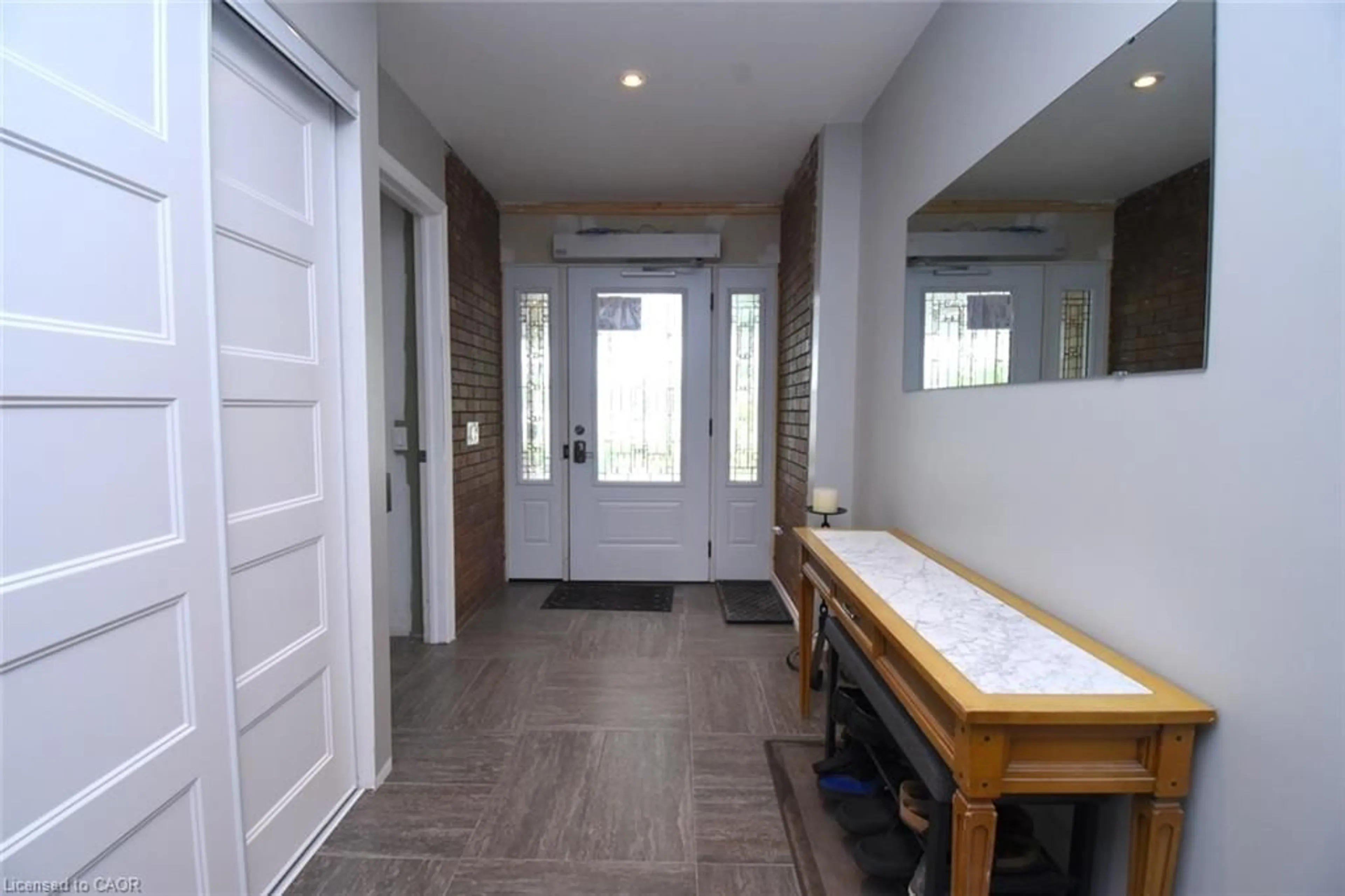 Indoor foyer for 949 Upper Paradise Rd, Hamilton Ontario L9B 2M9