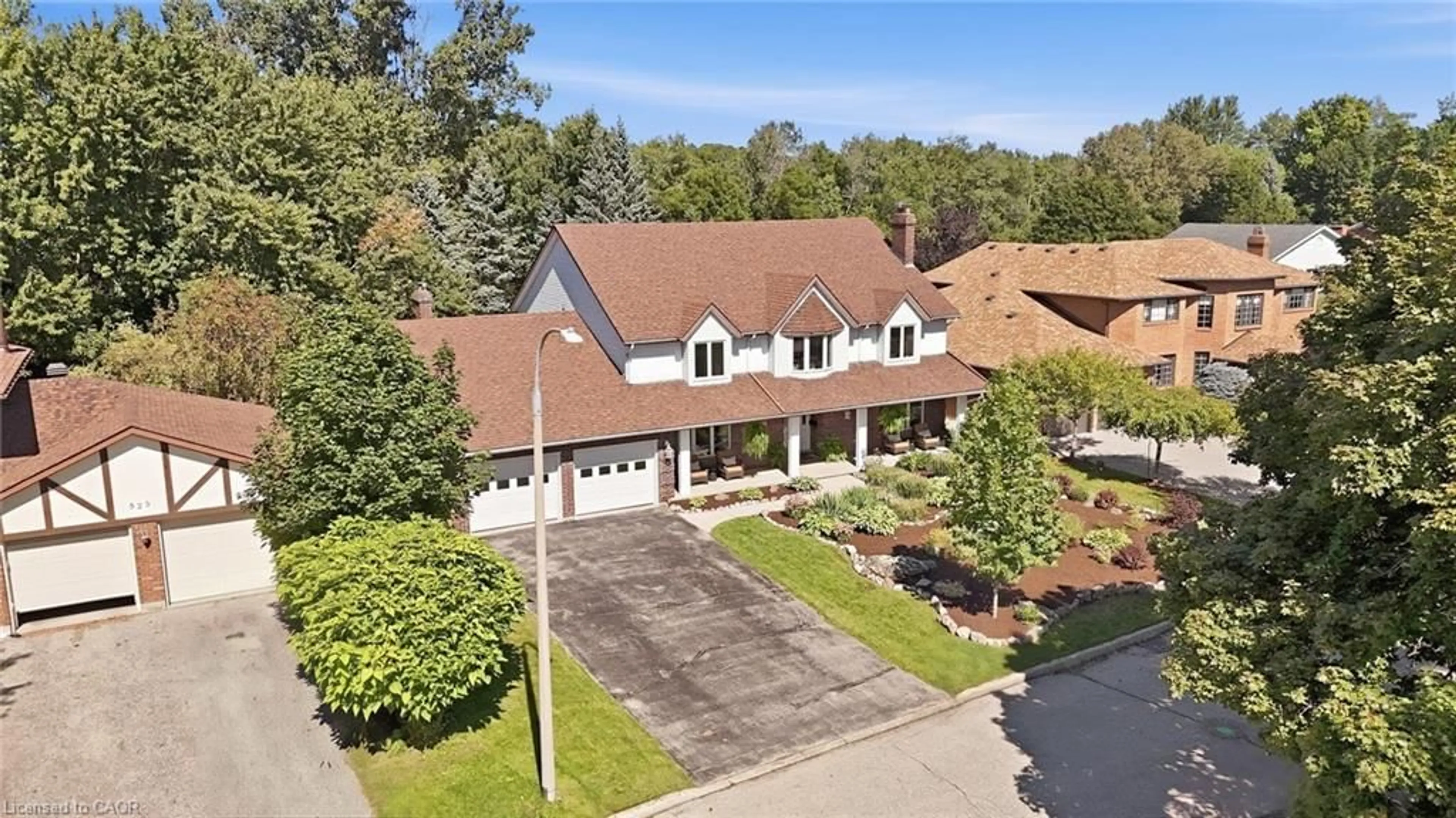 A pic from outside/outdoor area/front of a property/back of a property/a pic from drone, street for 527 Anndale Crt, Waterloo Ontario N2K 2R1