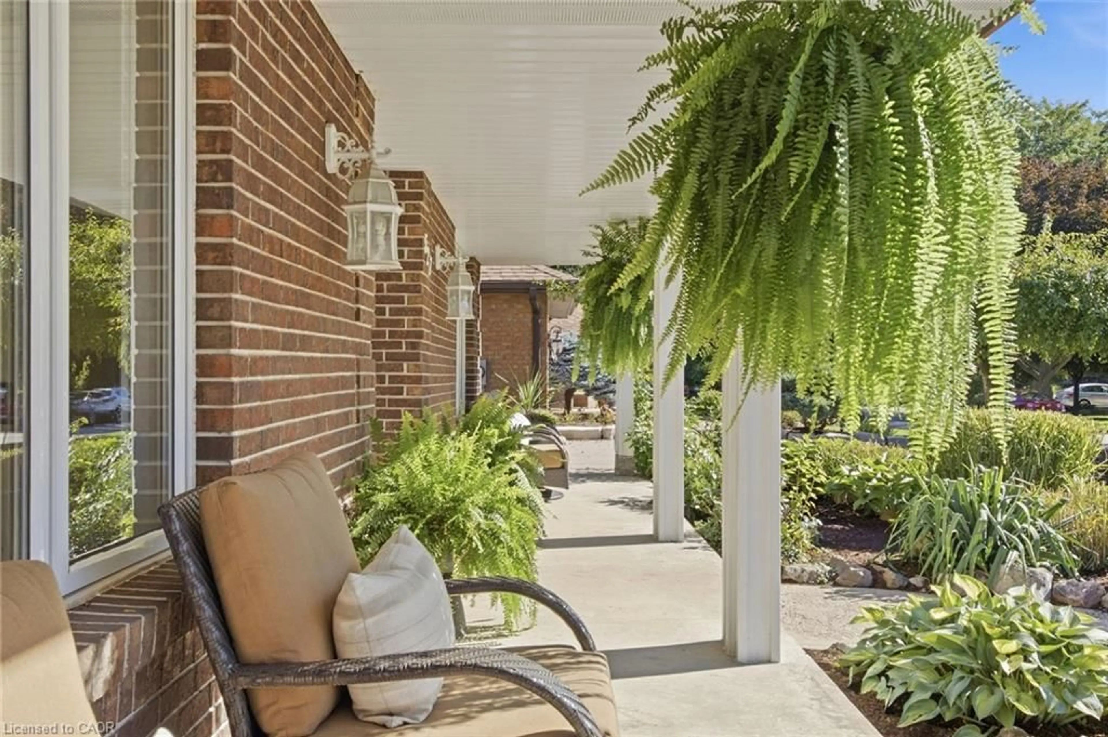 Patio, street for 527 Anndale Crt, Waterloo Ontario N2K 2R1