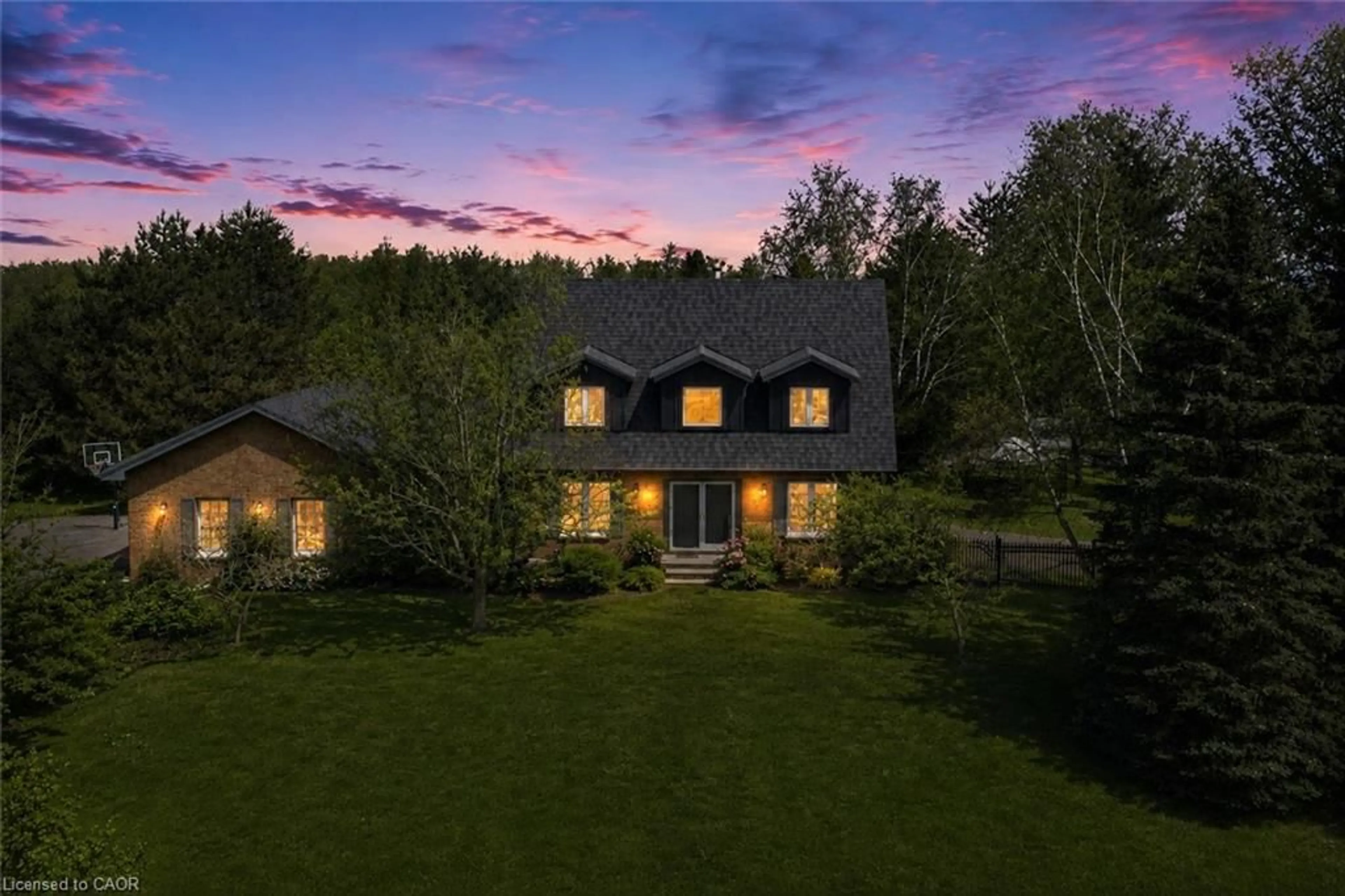 A pic from outside/outdoor area/front of a property/back of a property/a pic from drone, unknown for 14227 Trafalgar Rd, Halton Hills Ontario N0B 1H0