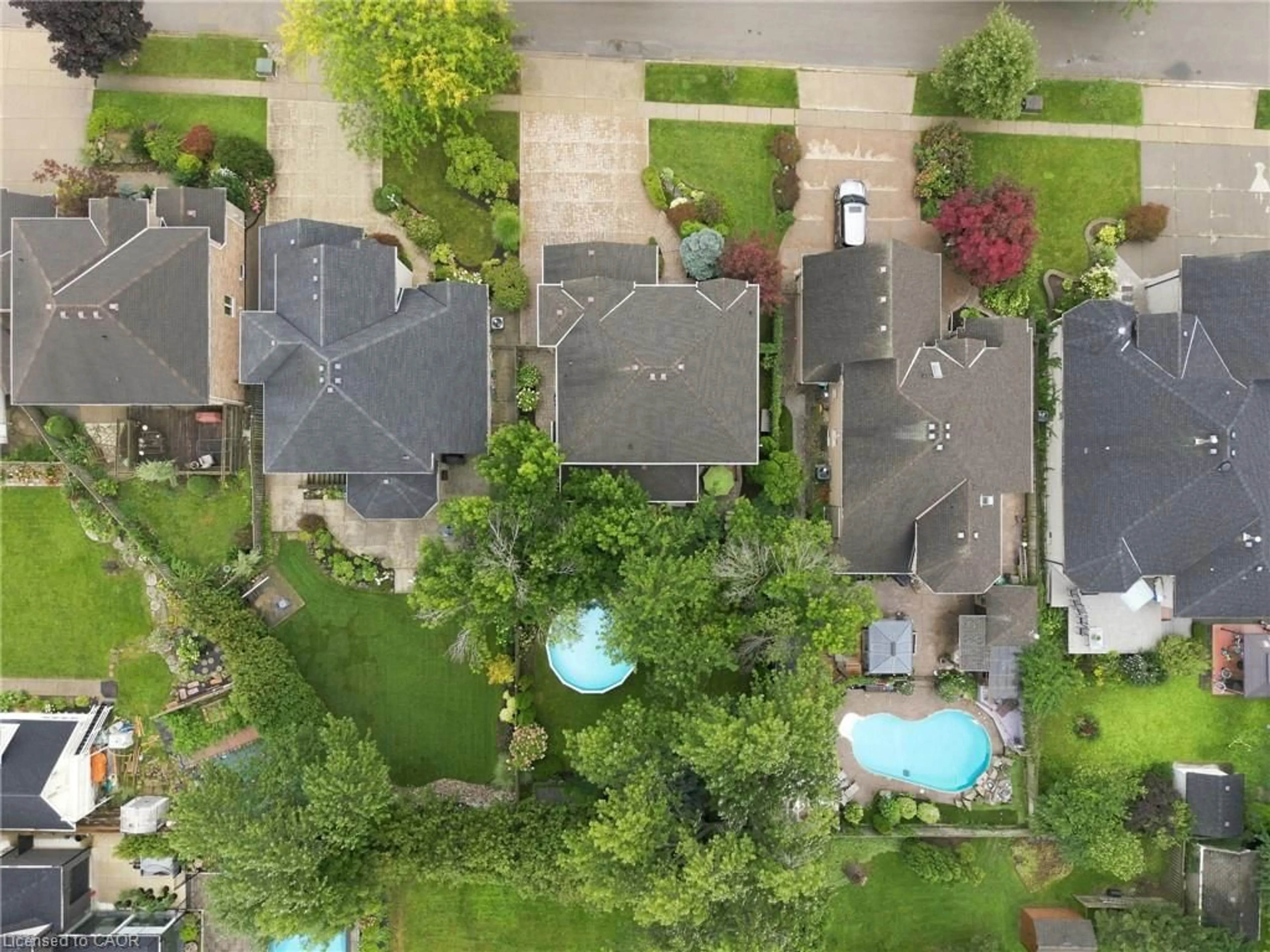 A pic from outside/outdoor area/front of a property/back of a property/a pic from drone, street for 73 Richmond Cres, Stoney Creek Ontario L8E 5T9