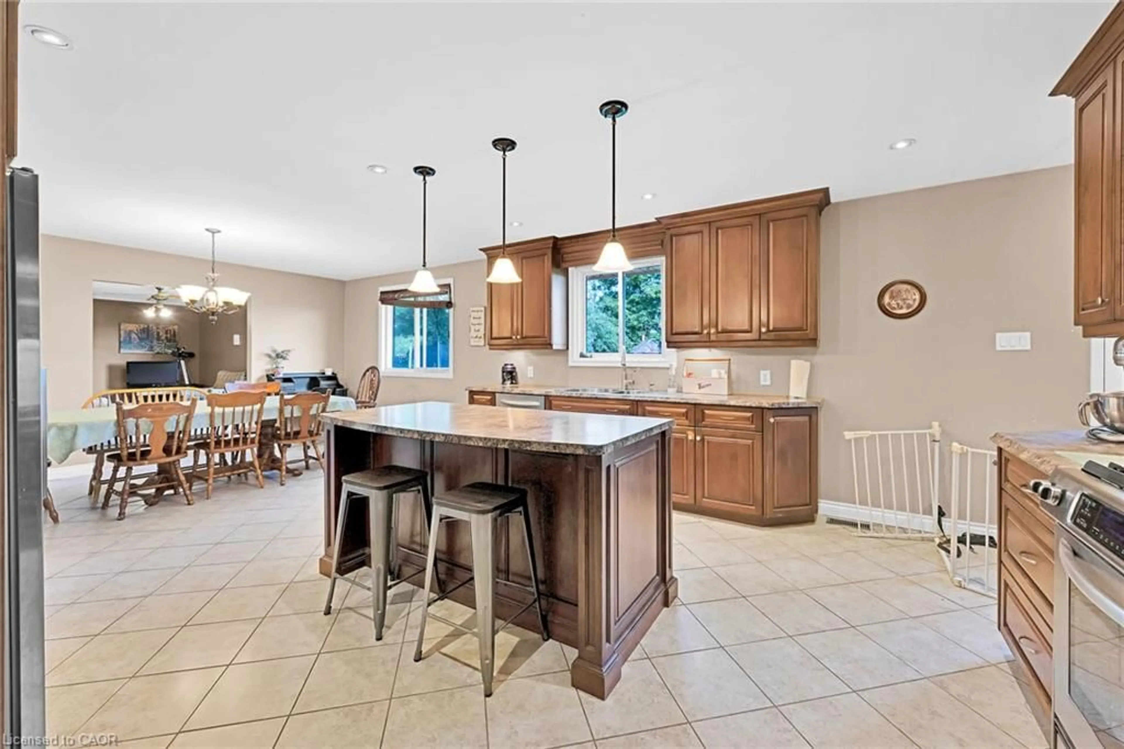 Open concept kitchen, ceramic/tile floor for 757 4th Line, Caledonia Ontario N3W 2B1