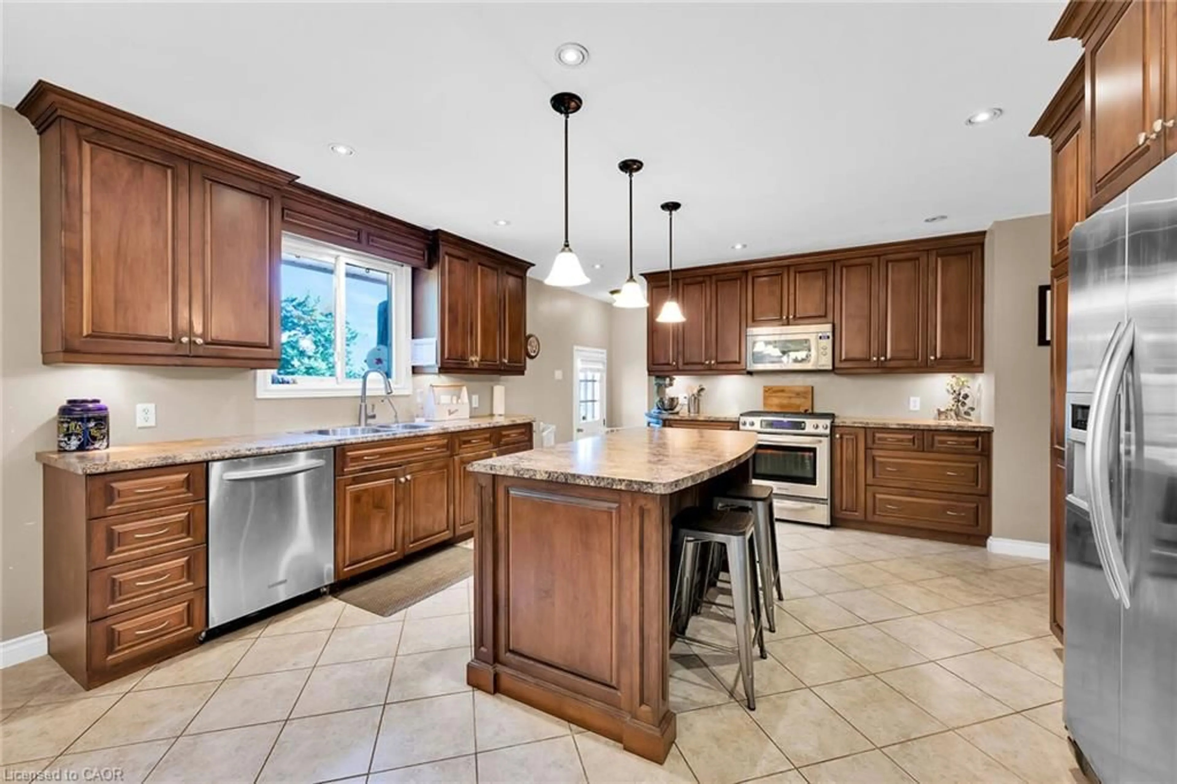 Open concept kitchen, ceramic/tile floor for 757 4th Line, Caledonia Ontario N3W 2B1
