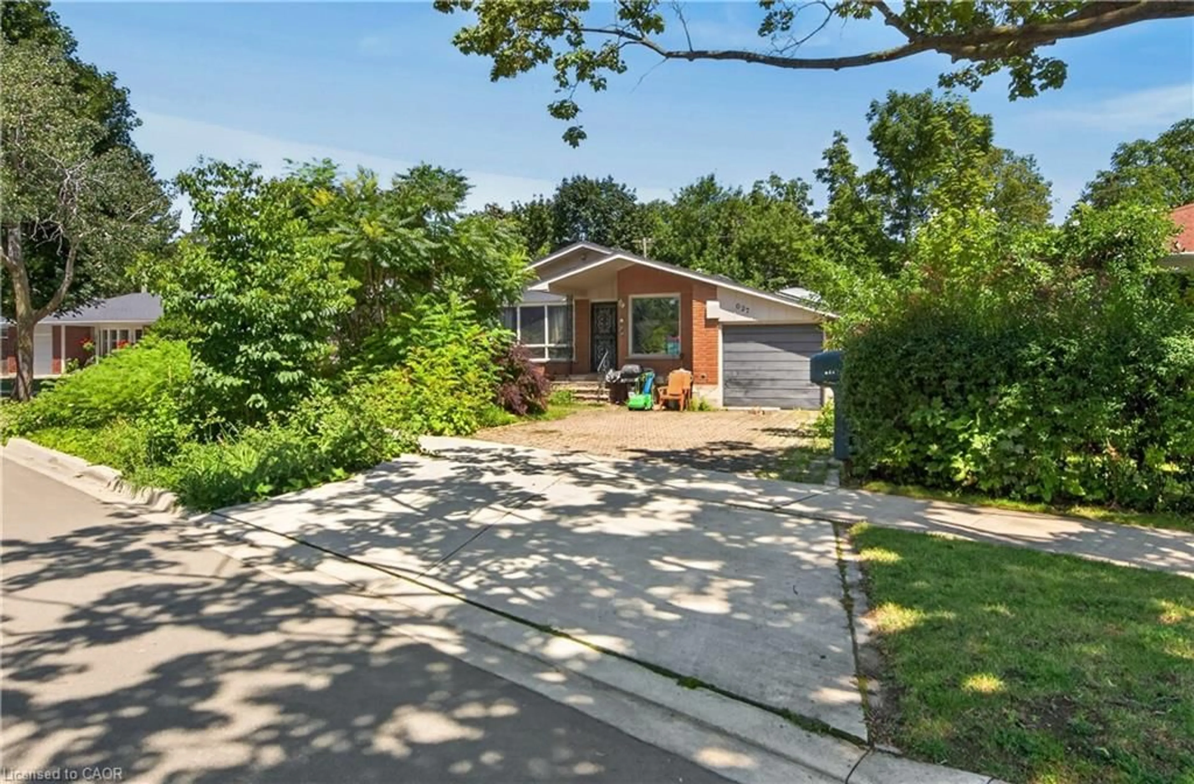 A pic from outside/outdoor area/front of a property/back of a property/a pic from drone, street for 627 Geneva Park Dr, Burlington Ontario L7N 3C2
