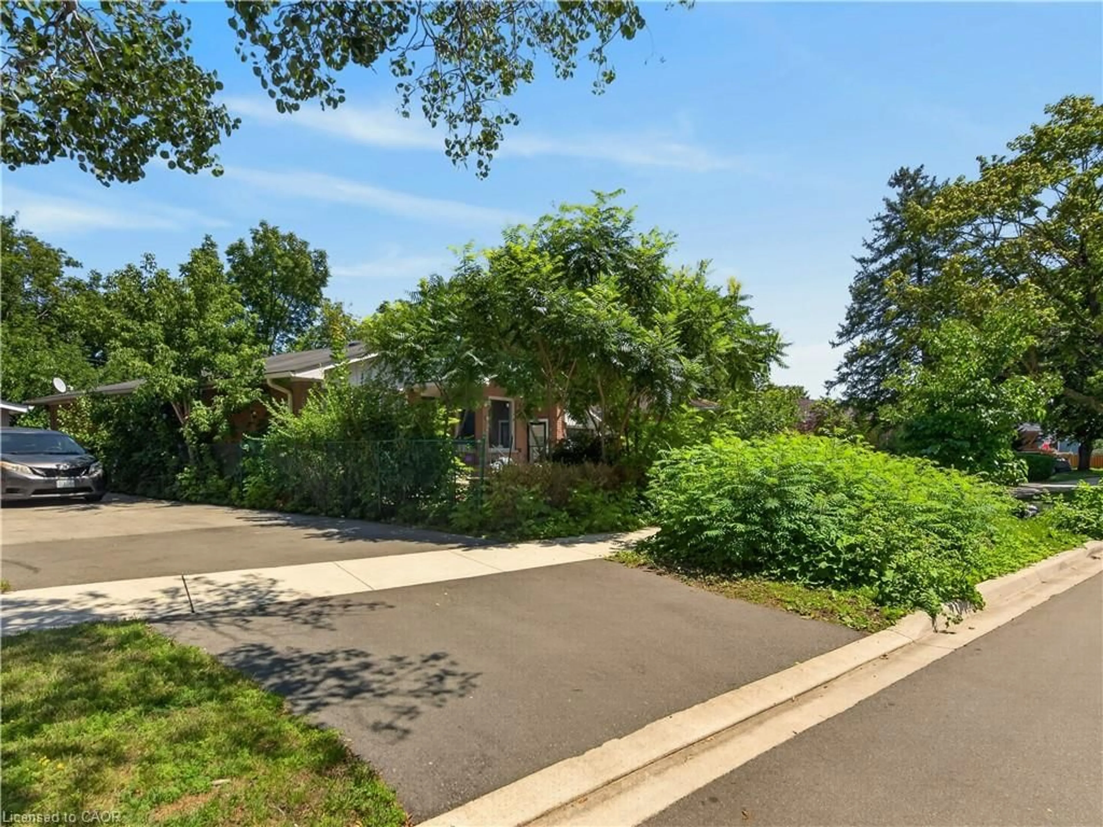 A pic from outside/outdoor area/front of a property/back of a property/a pic from drone, street for 627 Geneva Park Dr, Burlington Ontario L7N 3C2