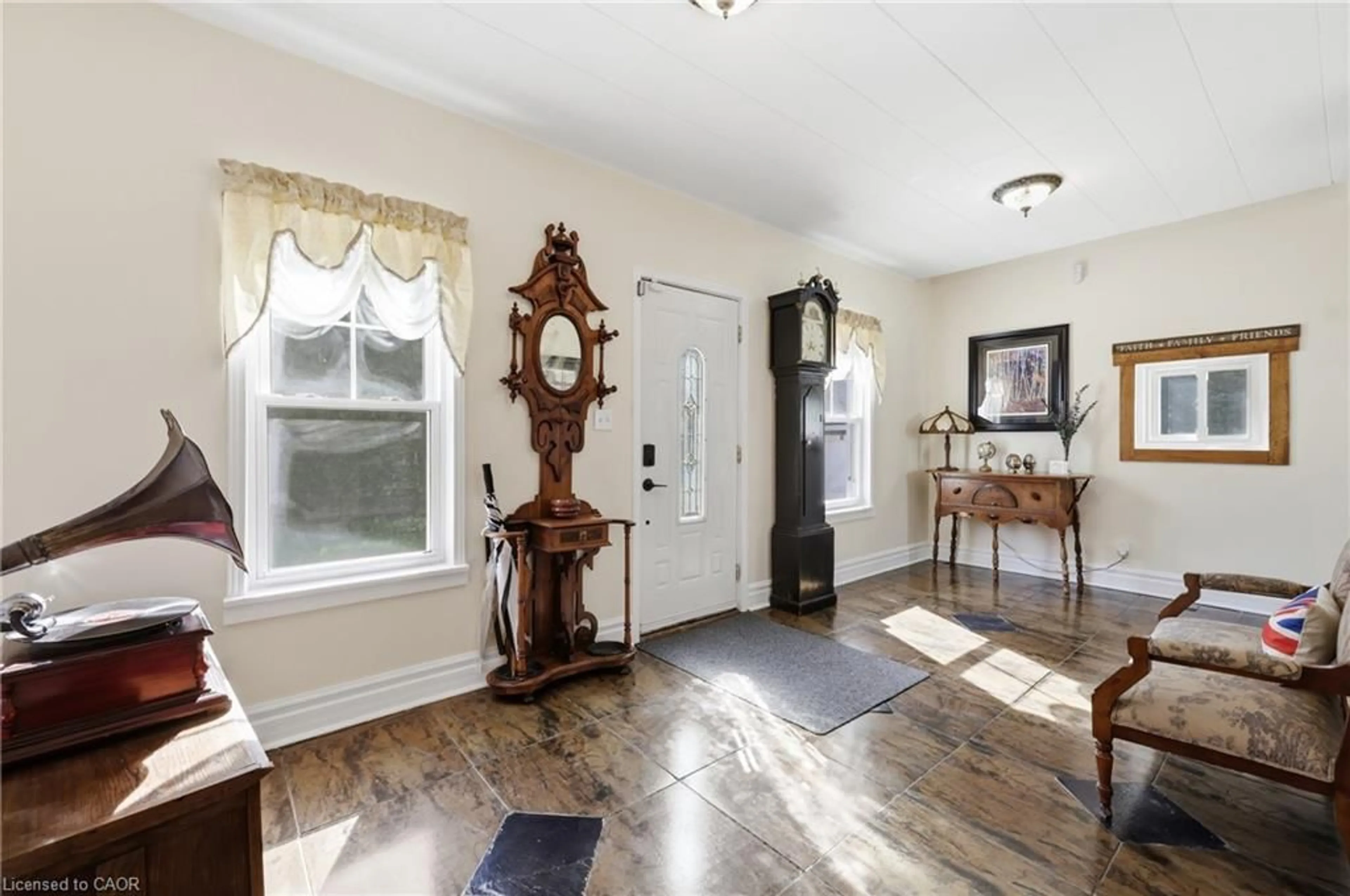 Indoor entryway for 776 Canboro Rd, Fenwick Ontario L0S 1C0