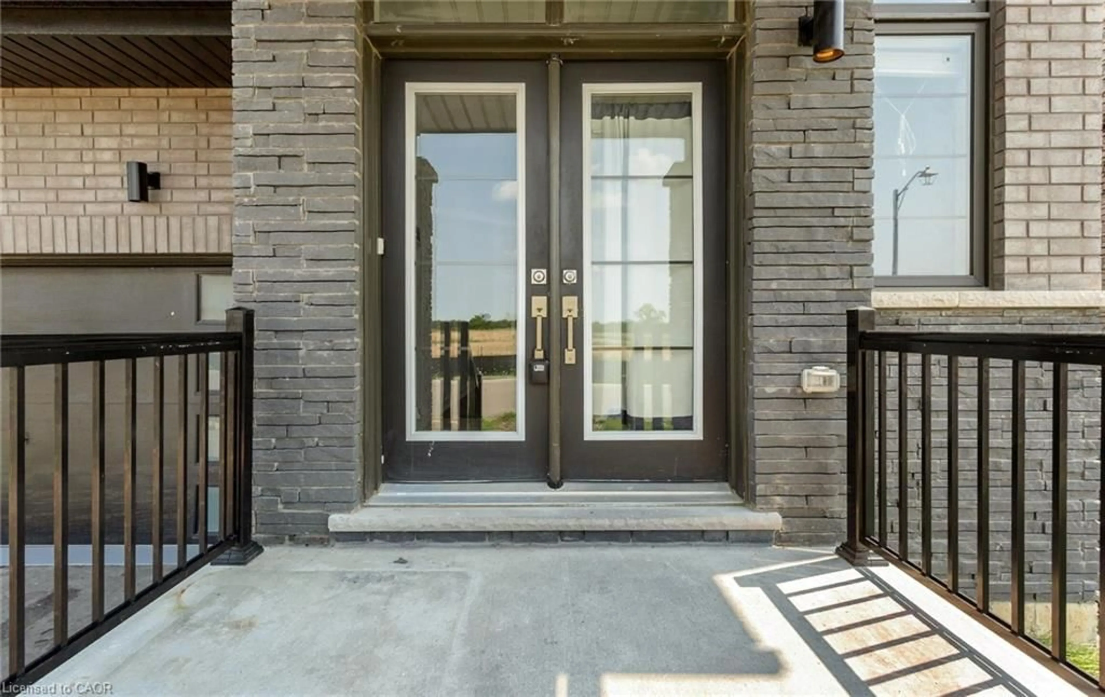 Indoor entryway for 32 Rebecca Way, Caledonia Ontario N3W 0E1