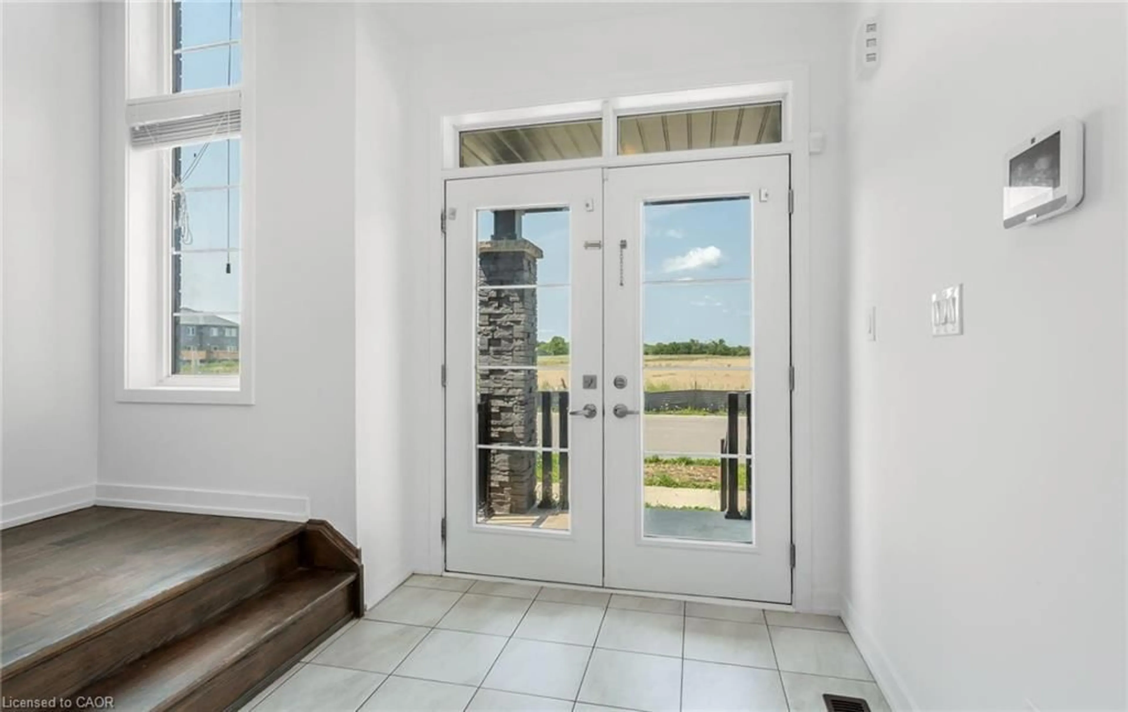 Indoor entryway for 32 Rebecca Way, Caledonia Ontario N3W 0E1