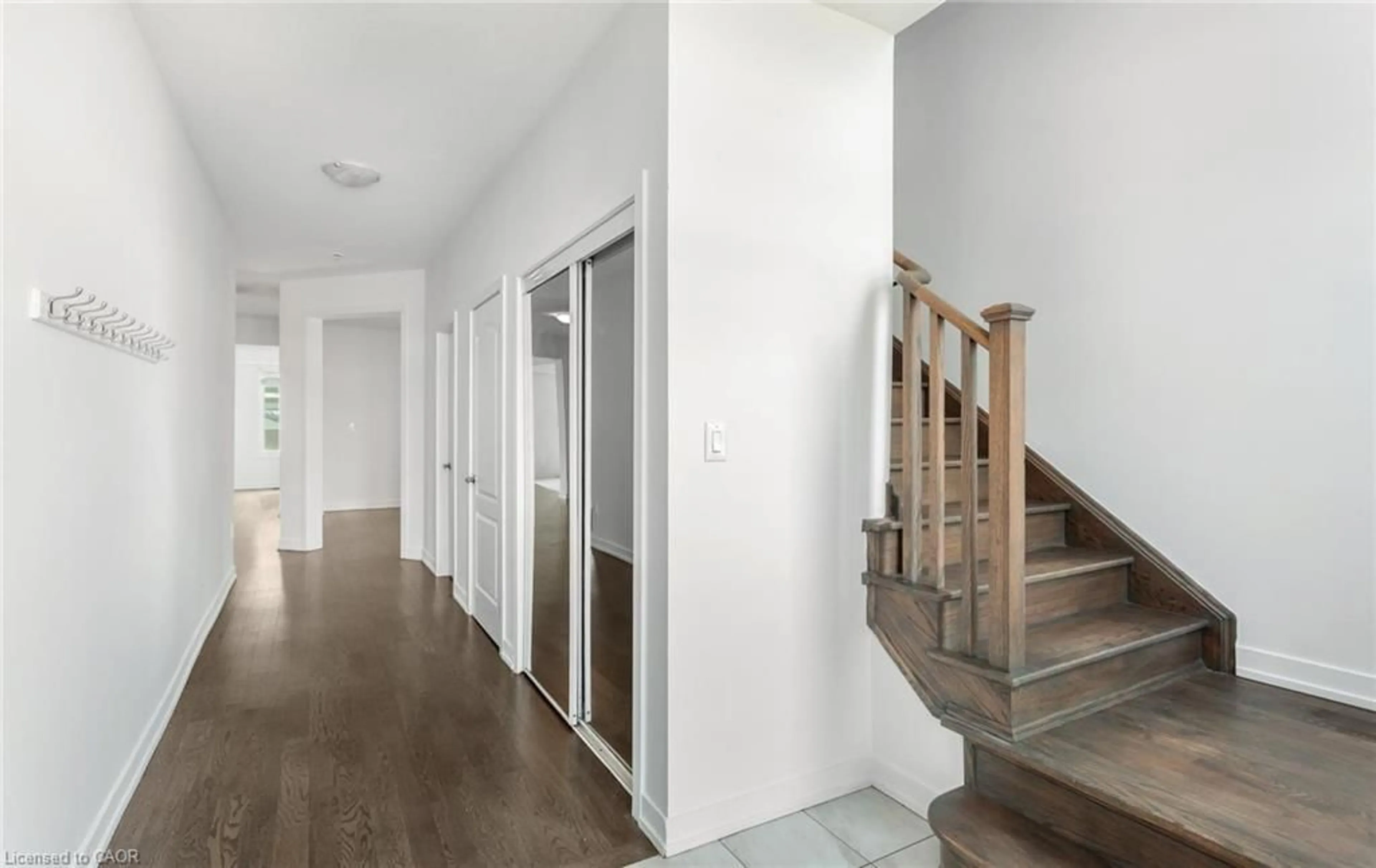 Indoor foyer for 32 Rebecca Way, Caledonia Ontario N3W 0E1