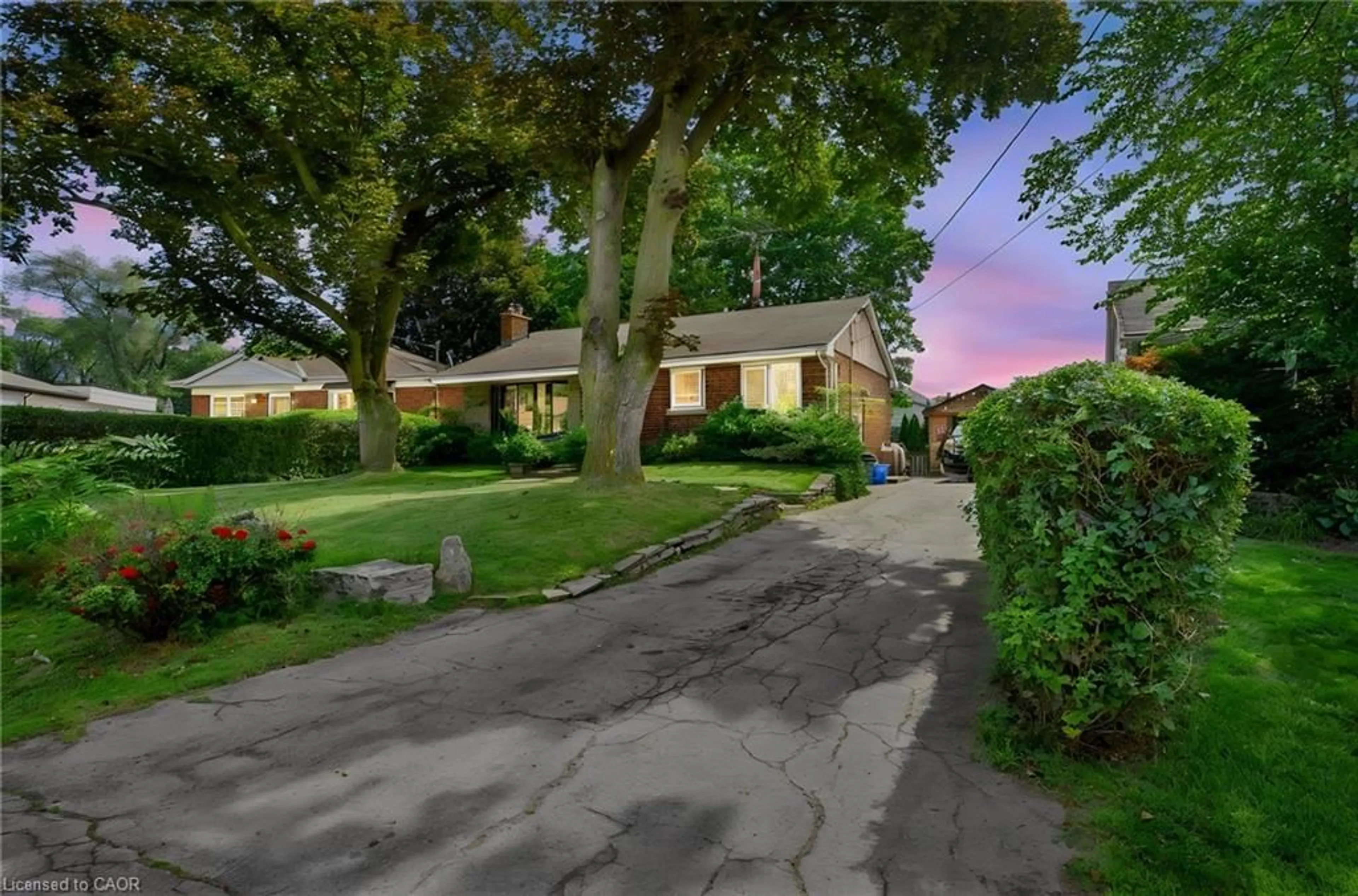 A pic from outside/outdoor area/front of a property/back of a property/a pic from drone, street for 1046 Shepherds Dr, Burlington Ontario L7T 3R3