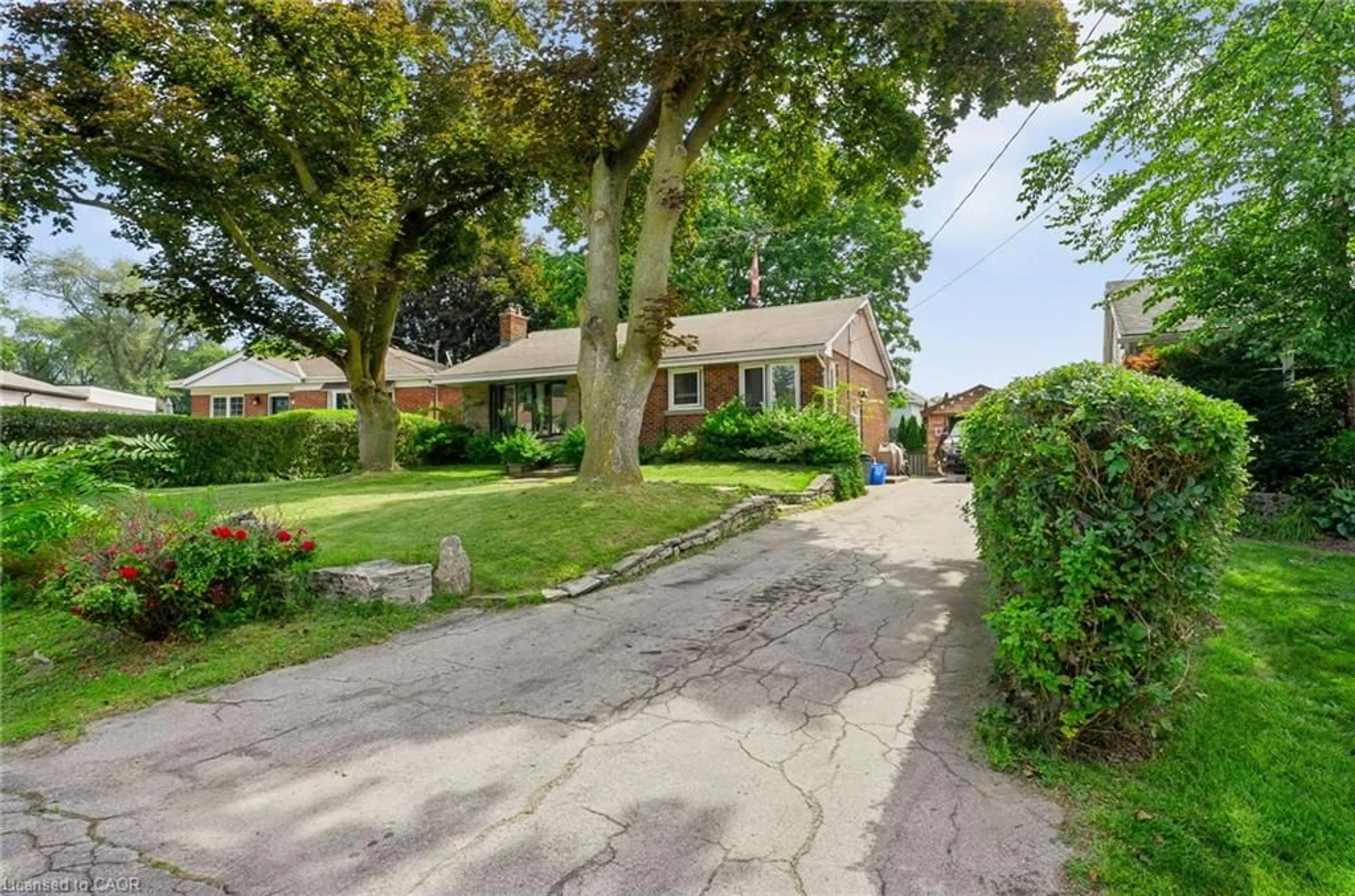 A pic from outside/outdoor area/front of a property/back of a property/a pic from drone, street for 1046 Shepherds Dr, Burlington Ontario L7T 3R3