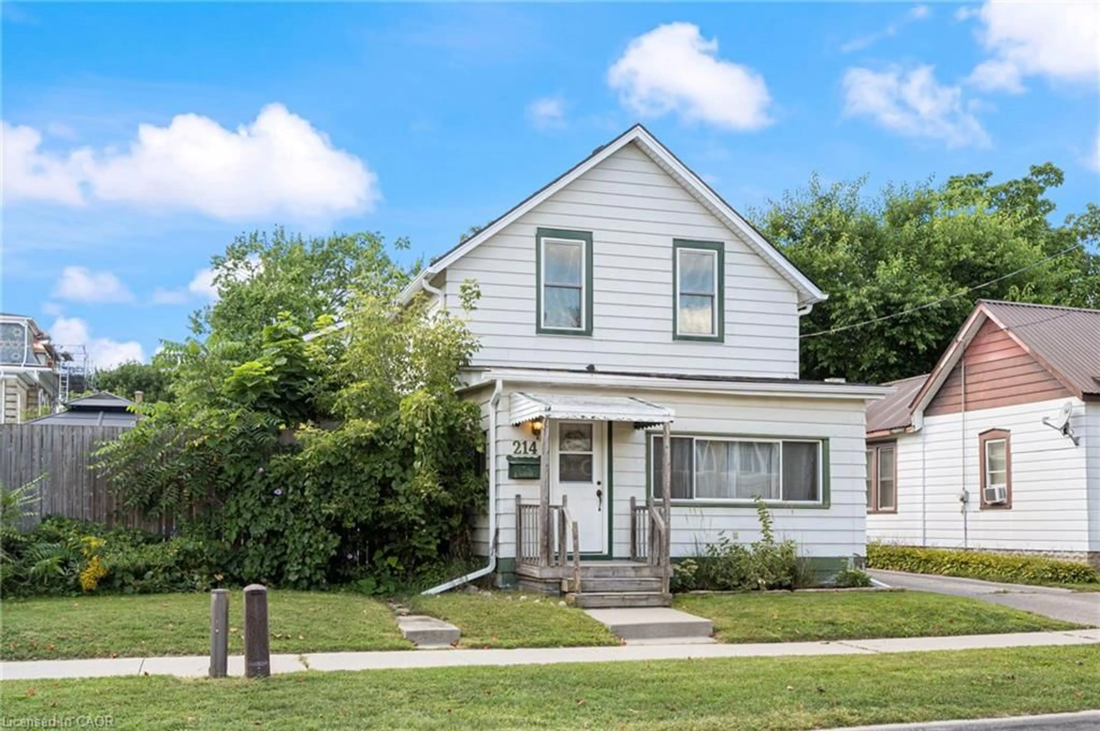 Home with vinyl exterior material, street for 214 John St, Simcoe Ontario N3Y 2Y5