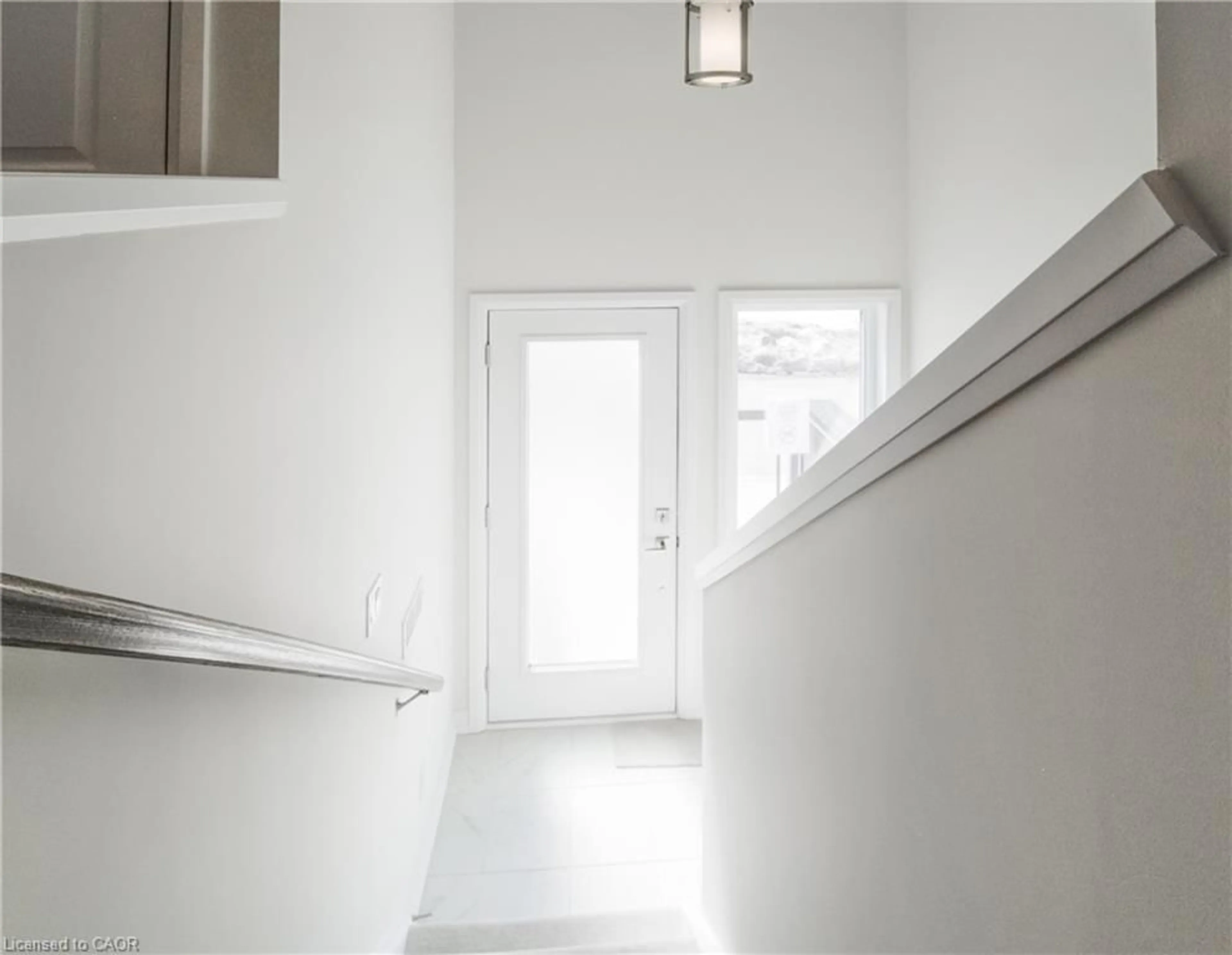Indoor entryway for 25 Urbane Blvd, Kitchener Ontario N2E 0H8
