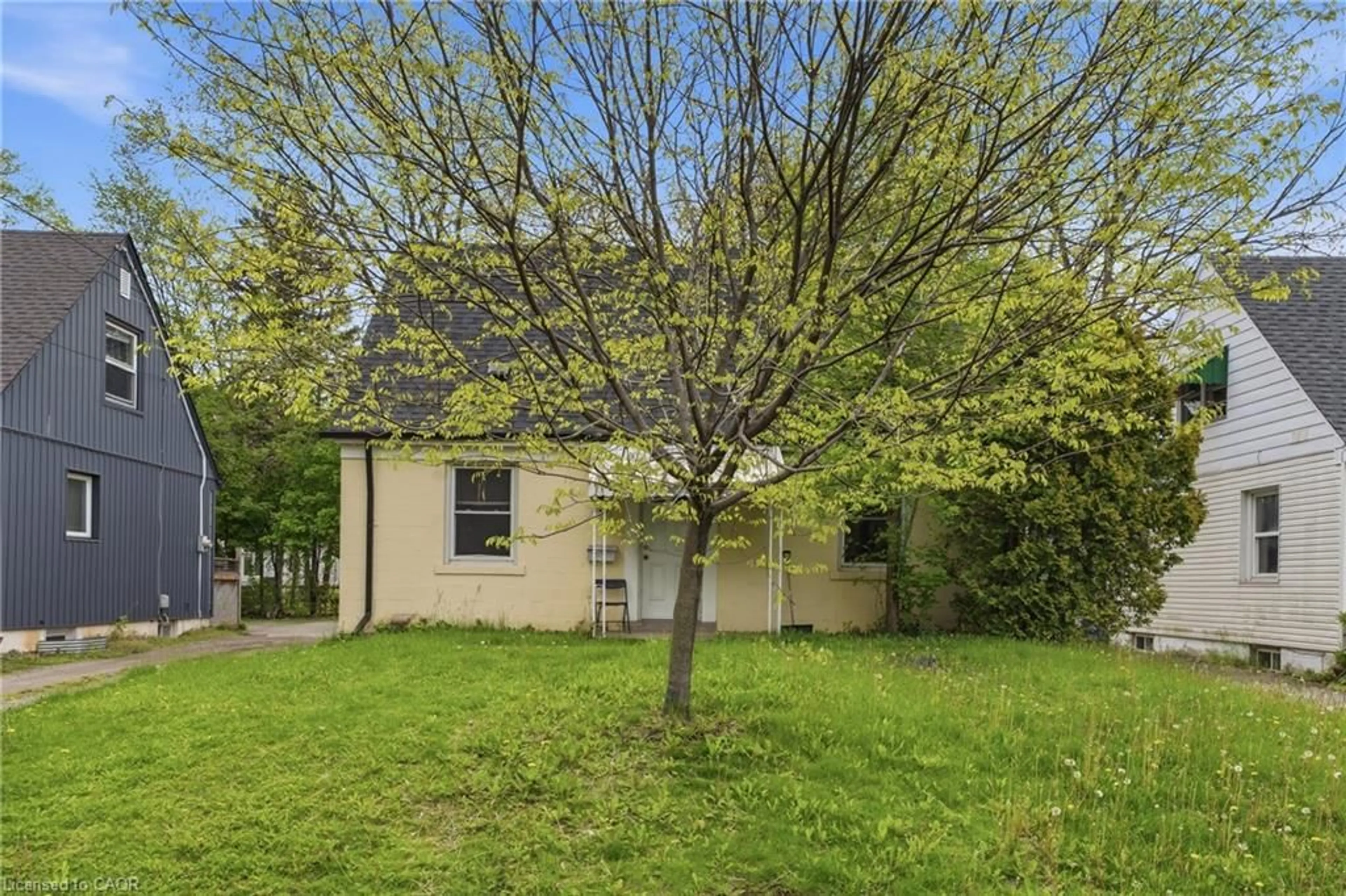 A pic from outside/outdoor area/front of a property/back of a property/a pic from drone, street for 139 Dalewood Ave, Hamilton Ontario L8S 1Z3