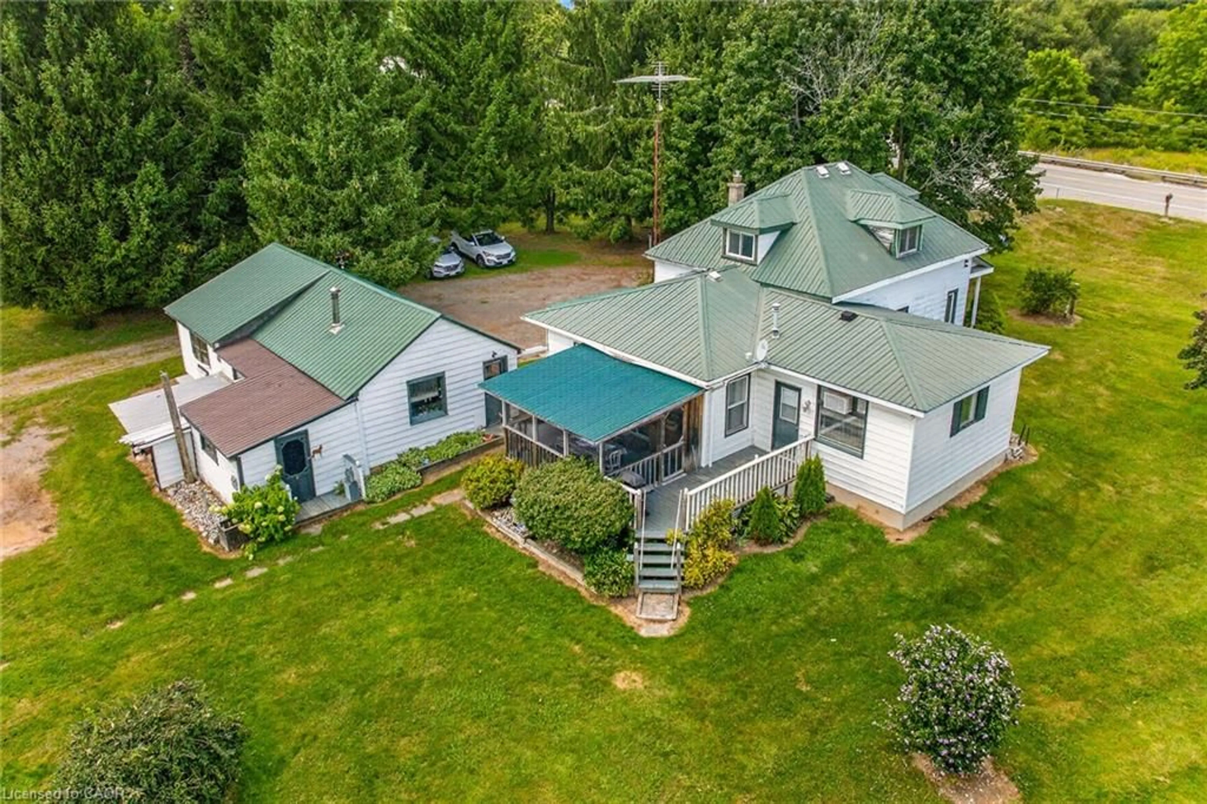 A pic from outside/outdoor area/front of a property/back of a property/a pic from drone, unknown for 90 Governors Rd, Paris Ontario N3L 3E1