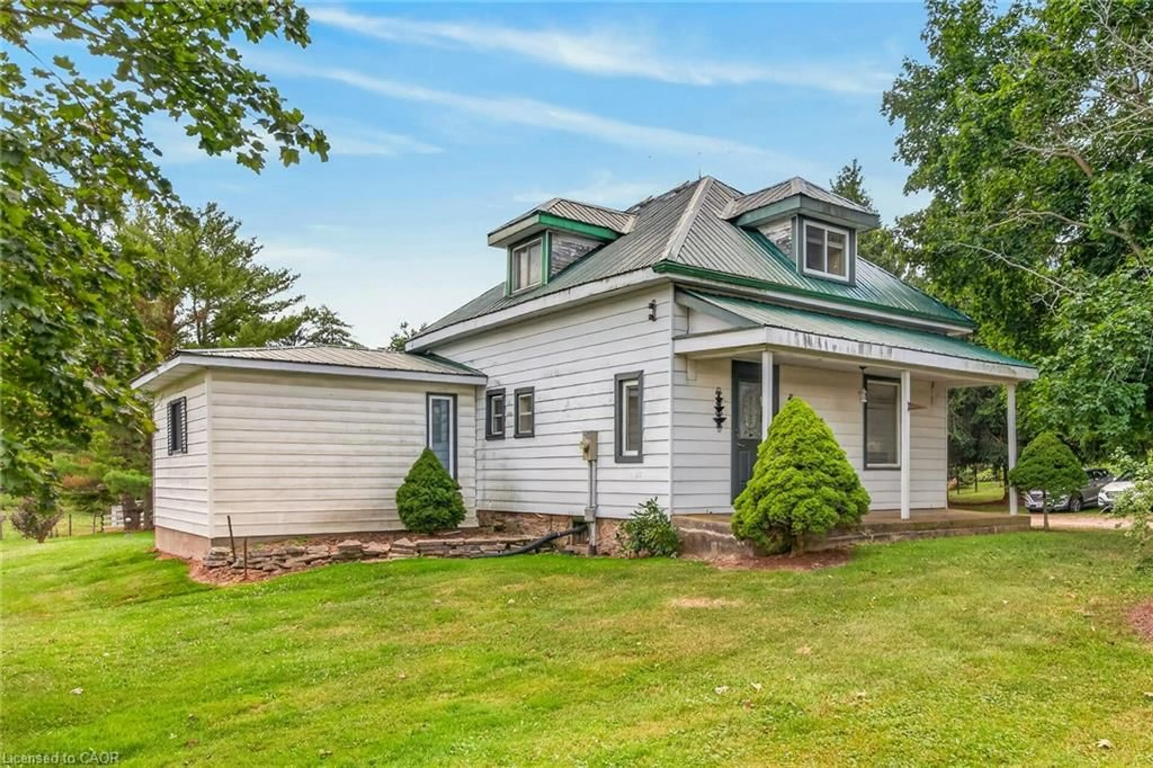 Home with vinyl exterior material, unknown for 90 Governors Rd, Paris Ontario N3L 3E1