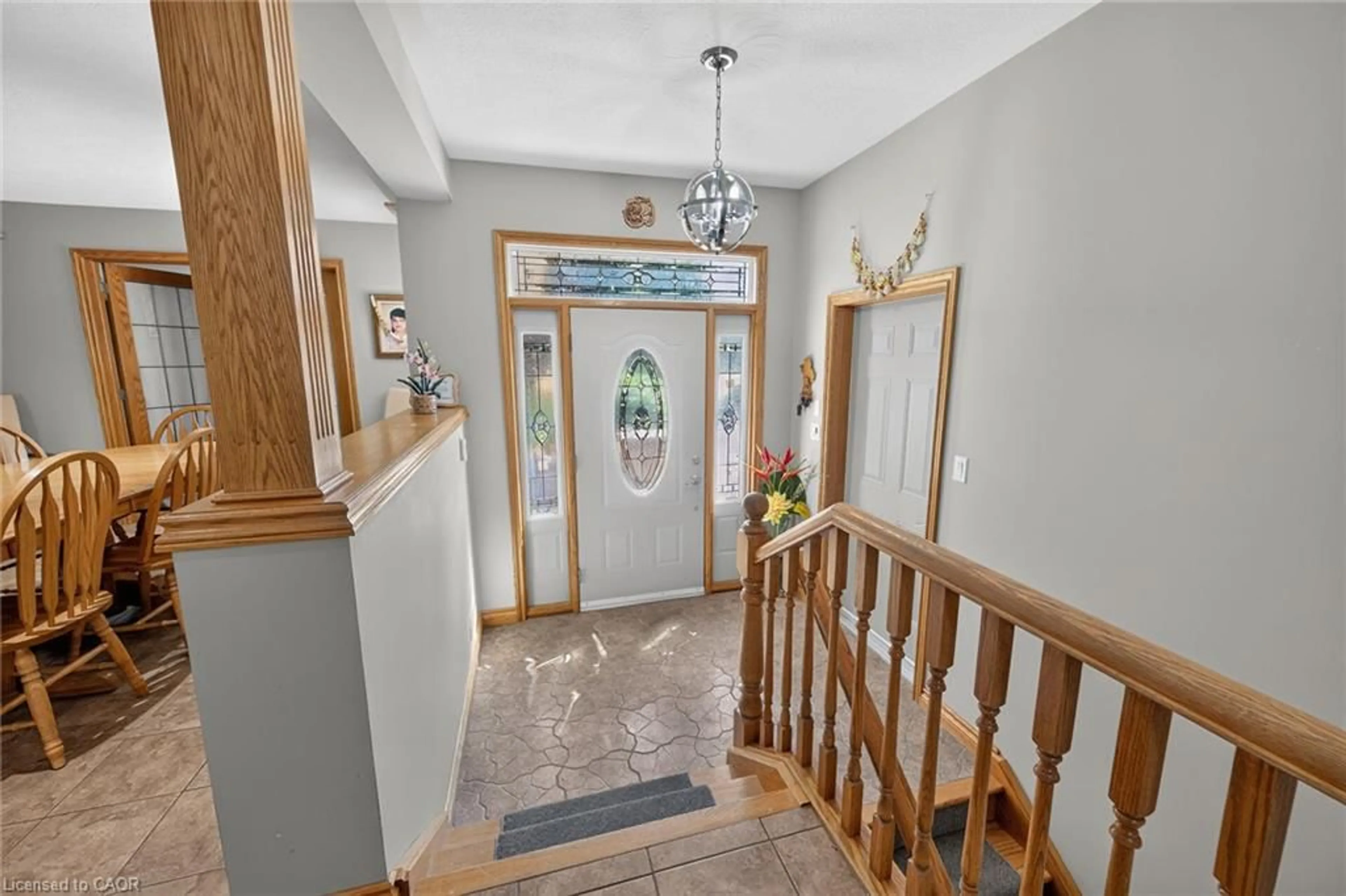 Indoor foyer for 547 Old Highway 24, Waterford Ontario N0E 1Y0