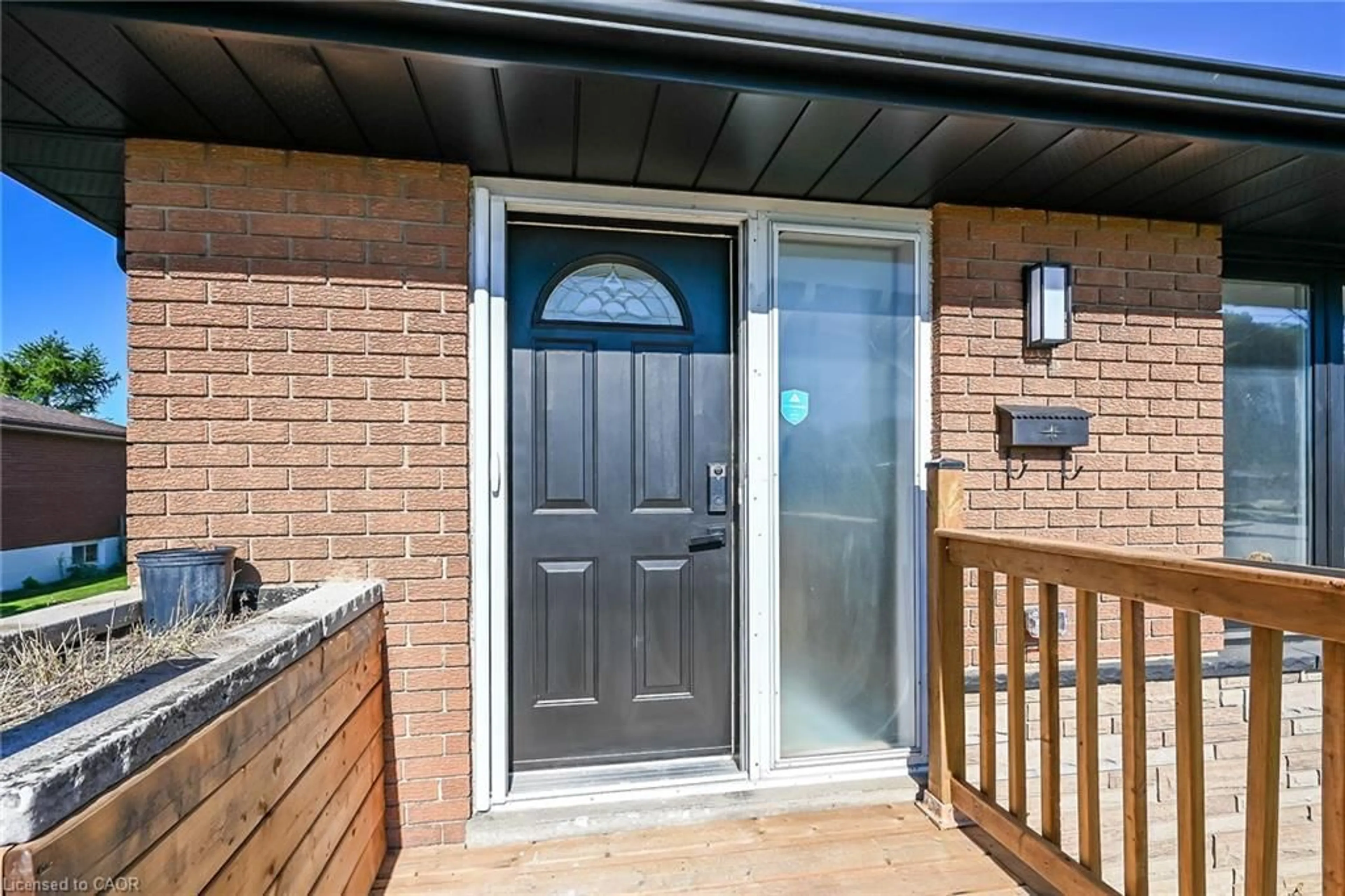 Indoor entryway for 135 Nugent Dr, Hamilton Ontario L8H 2N3