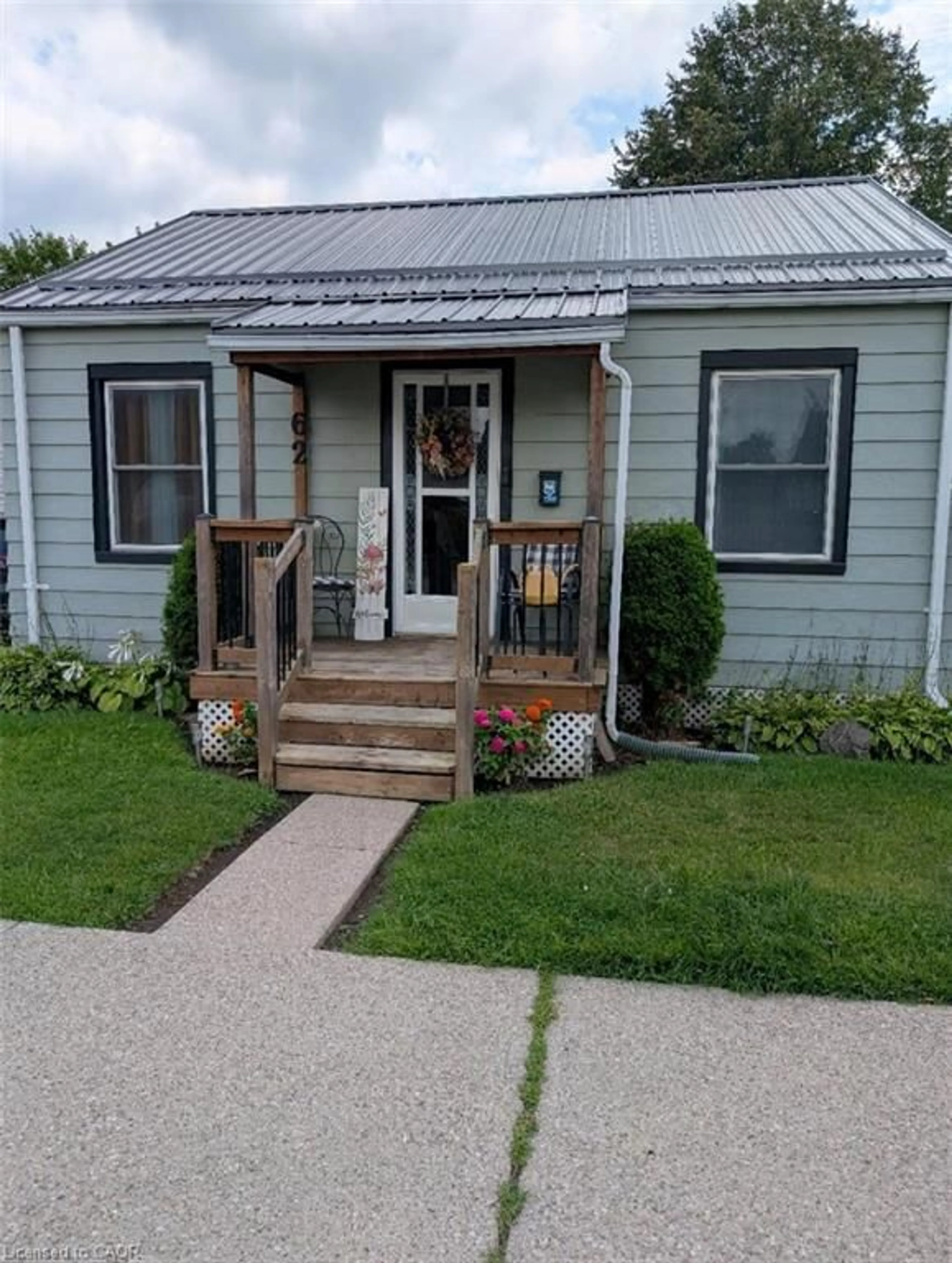 Home with vinyl exterior material, street for 62 Ninth Ave, Brantford Ontario N3S 1E4