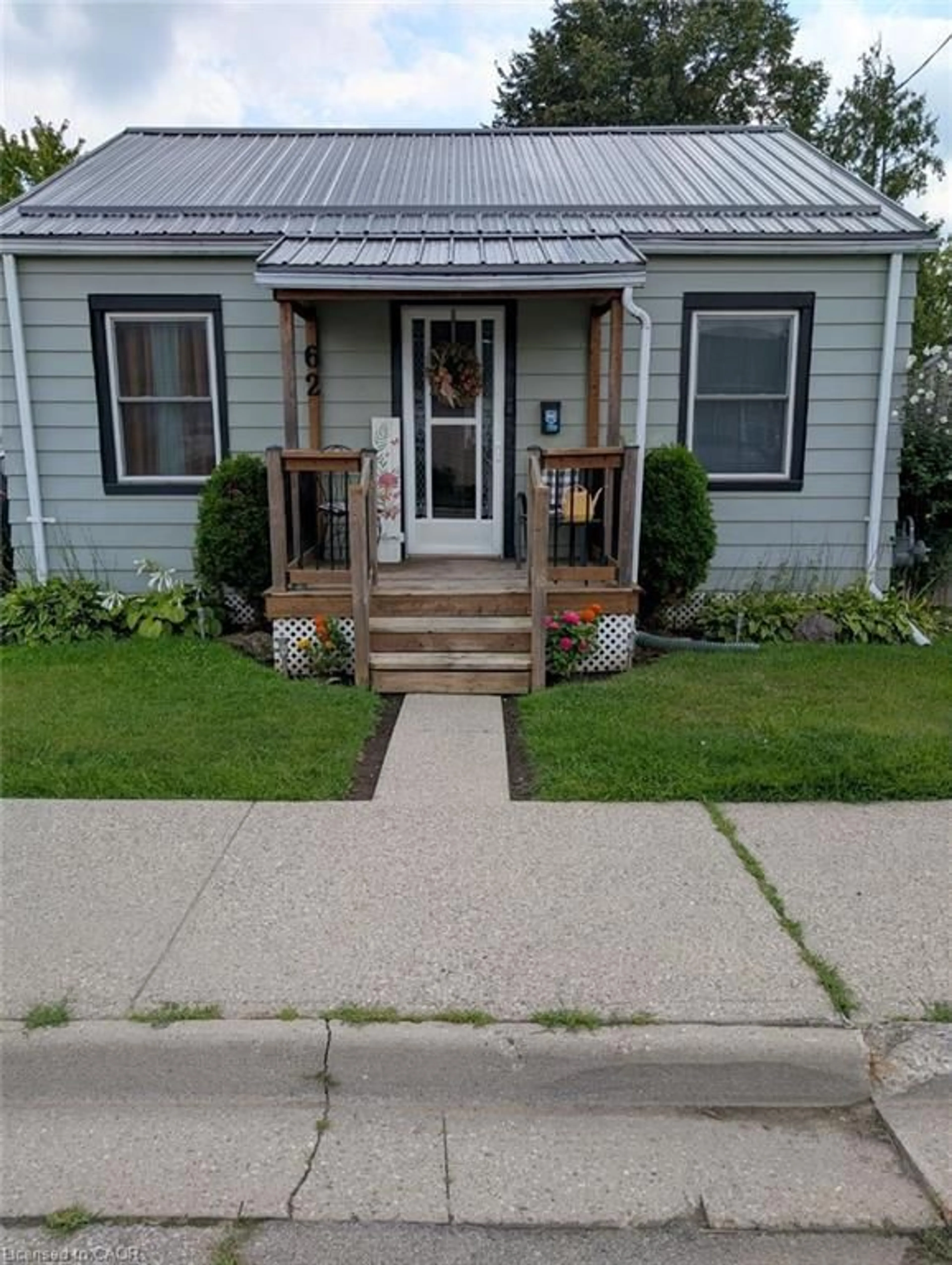 Home with vinyl exterior material, street for 62 Ninth Ave, Brantford Ontario N3S 1E4