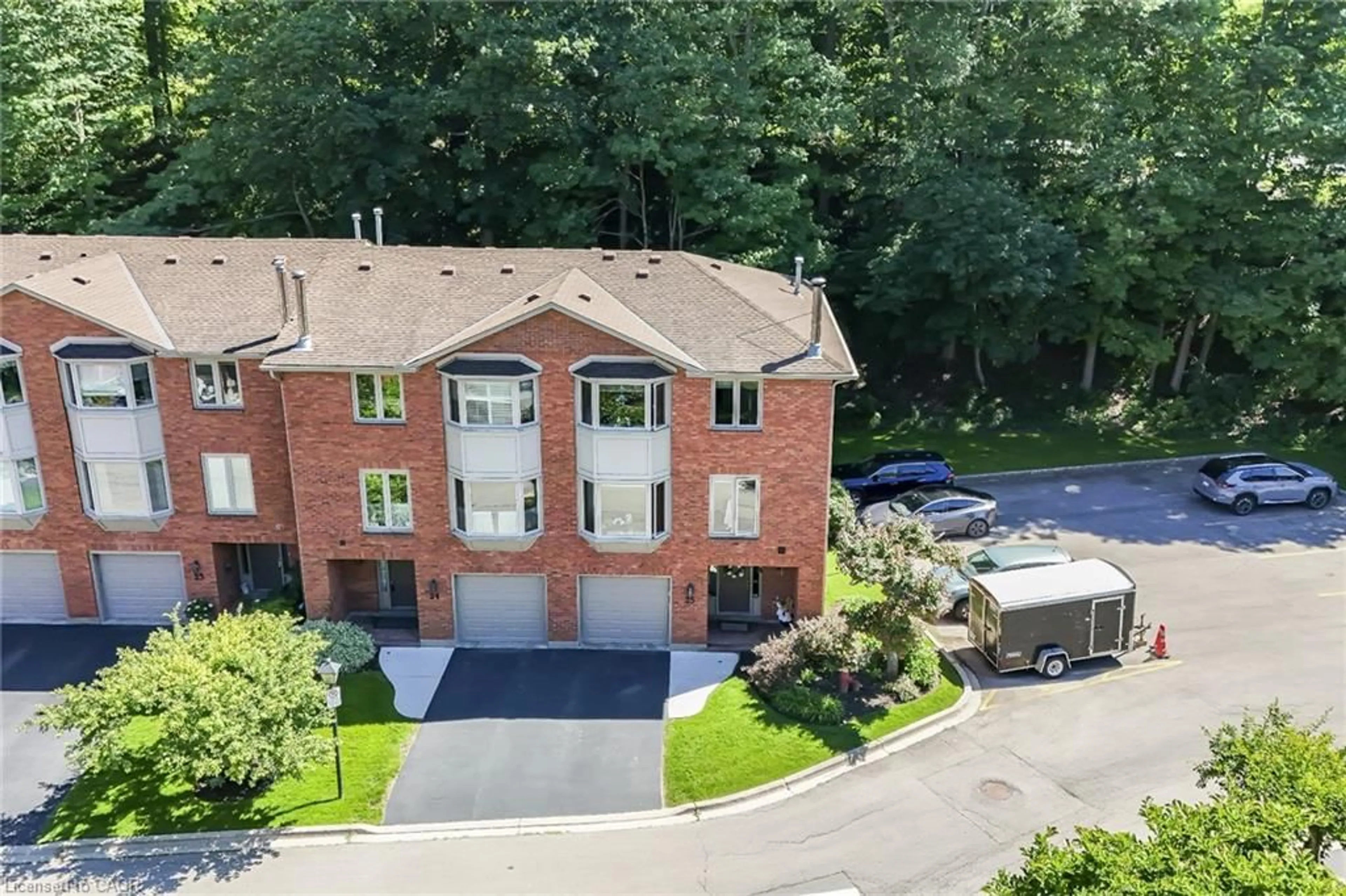 A pic from outside/outdoor area/front of a property/back of a property/a pic from drone, unknown for 30 Osler Dr #25, Dundas Ontario L9H 6W3