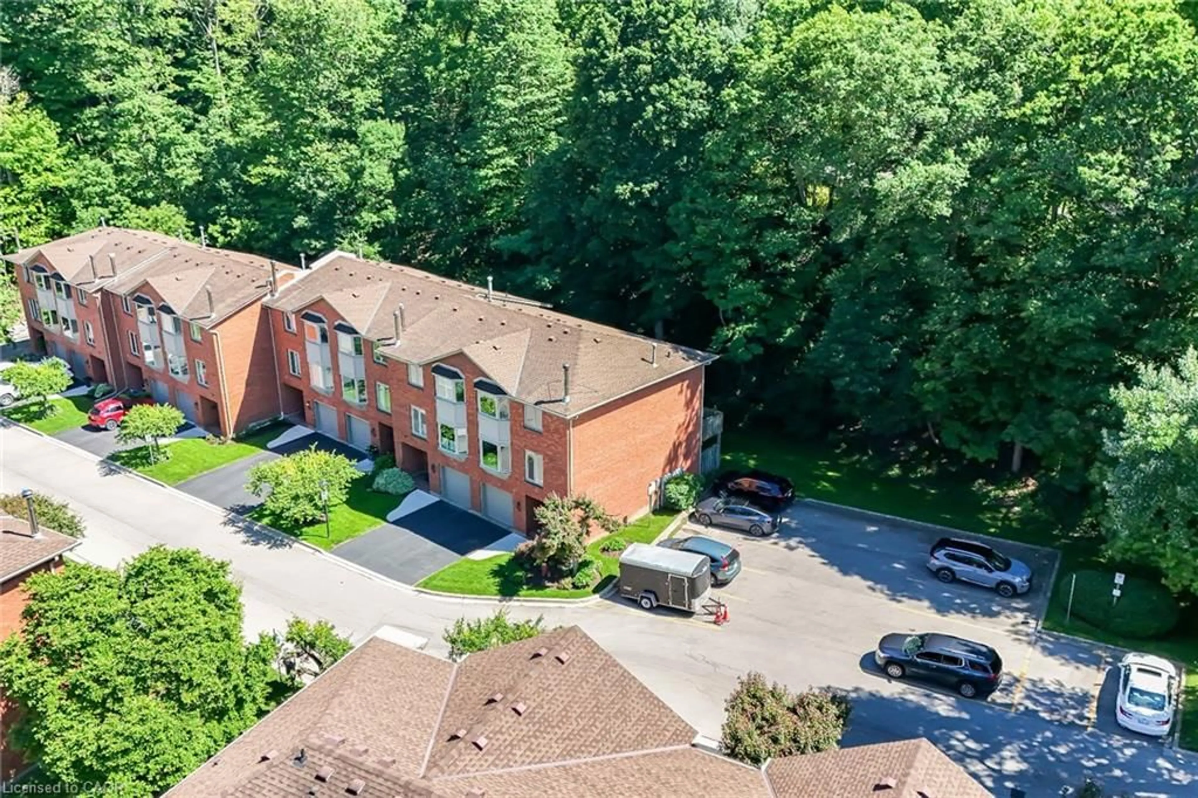 A pic from outside/outdoor area/front of a property/back of a property/a pic from drone, unknown for 30 Osler Dr #25, Dundas Ontario L9H 6W3