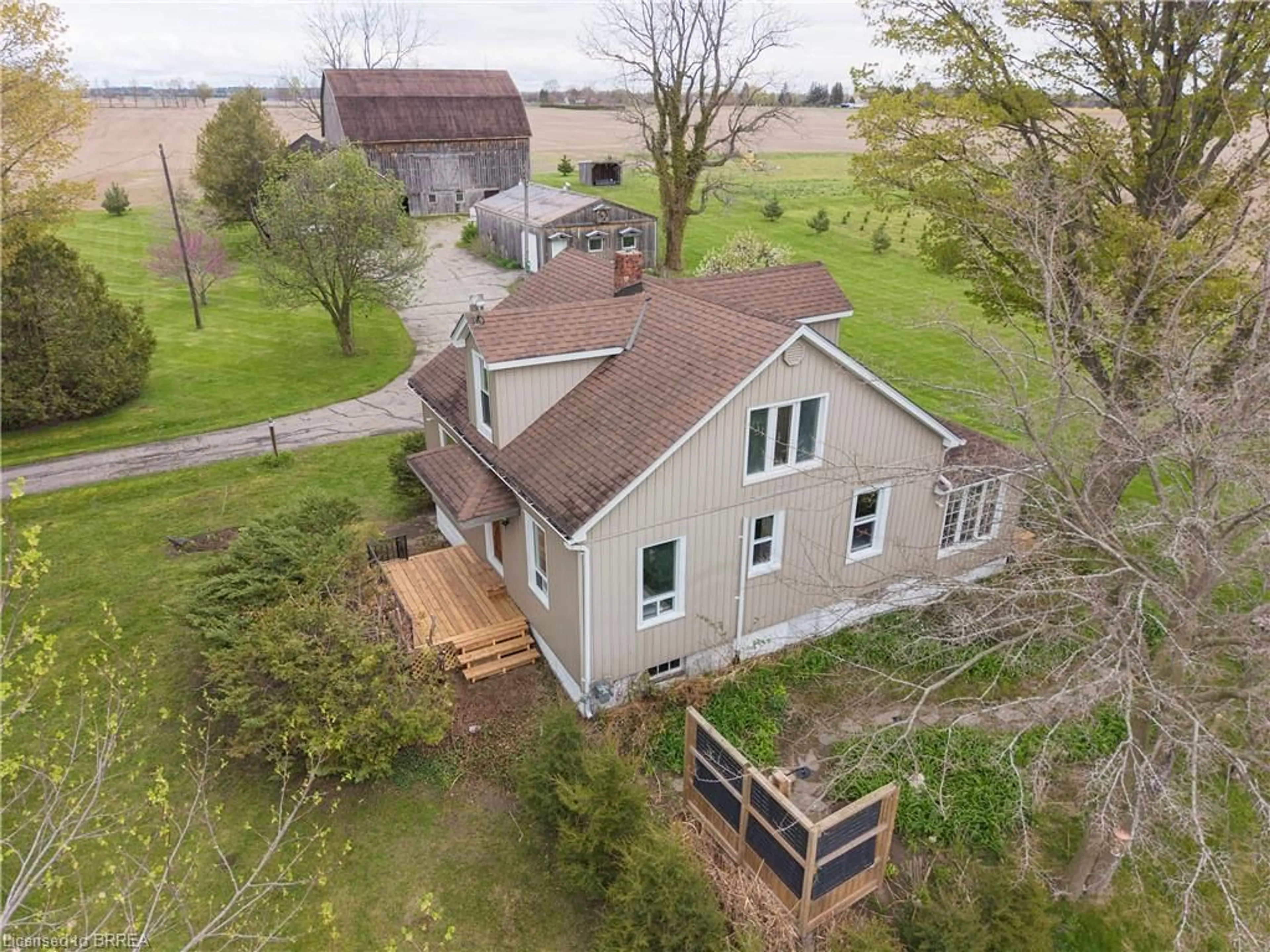 A pic from outside/outdoor area/front of a property/back of a property/a pic from drone, building for 289 Windham East Quarter Line Rd, Simcoe Ontario N3Y 5K6