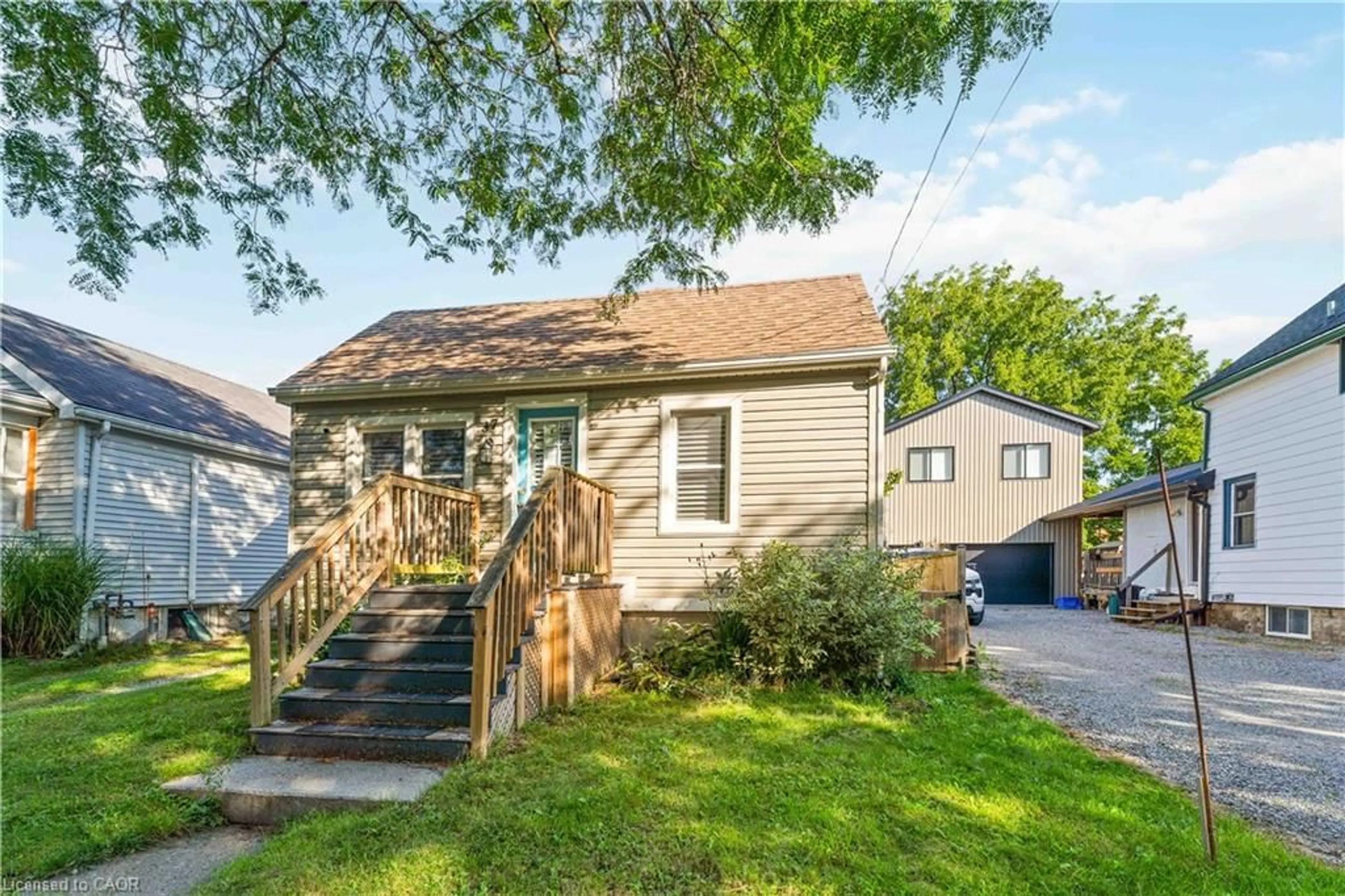 Home with vinyl exterior material, street for 37 Maplecrest Ave, St. Catharines Ontario L2T 1A7