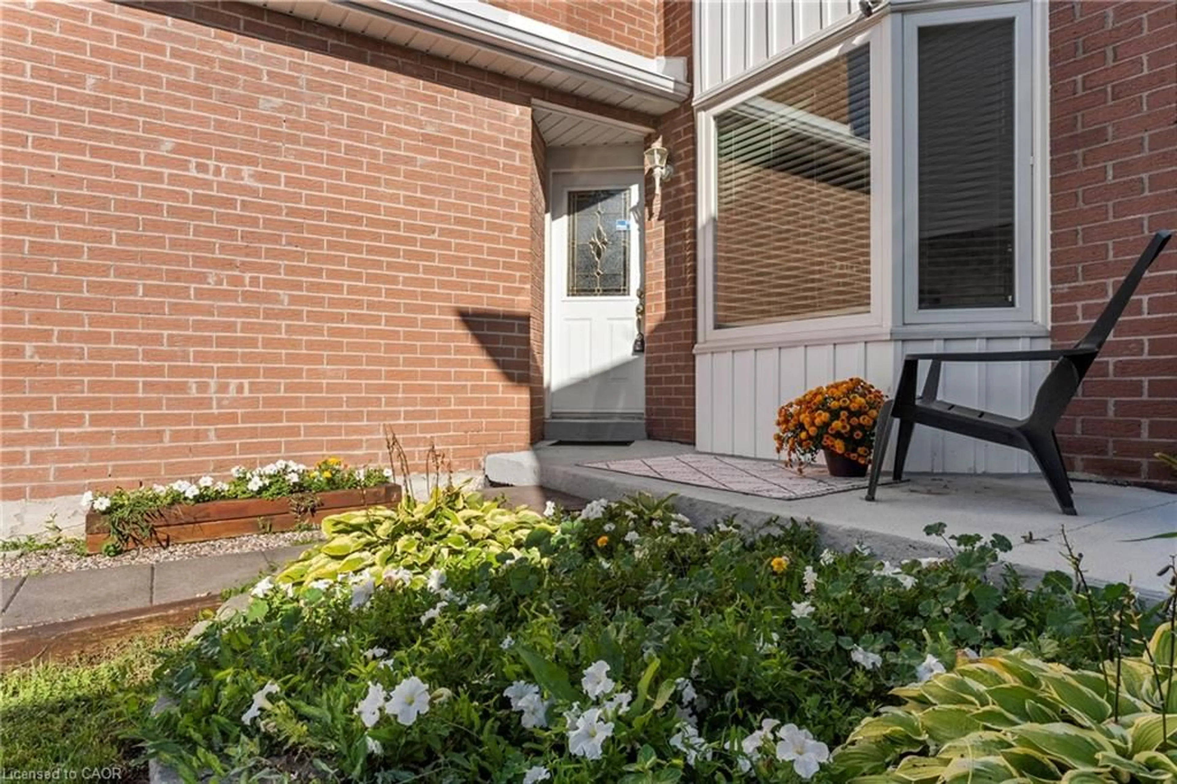 Patio, street for 732 Bennett Cres, Oshawa Ontario L1K 1T6