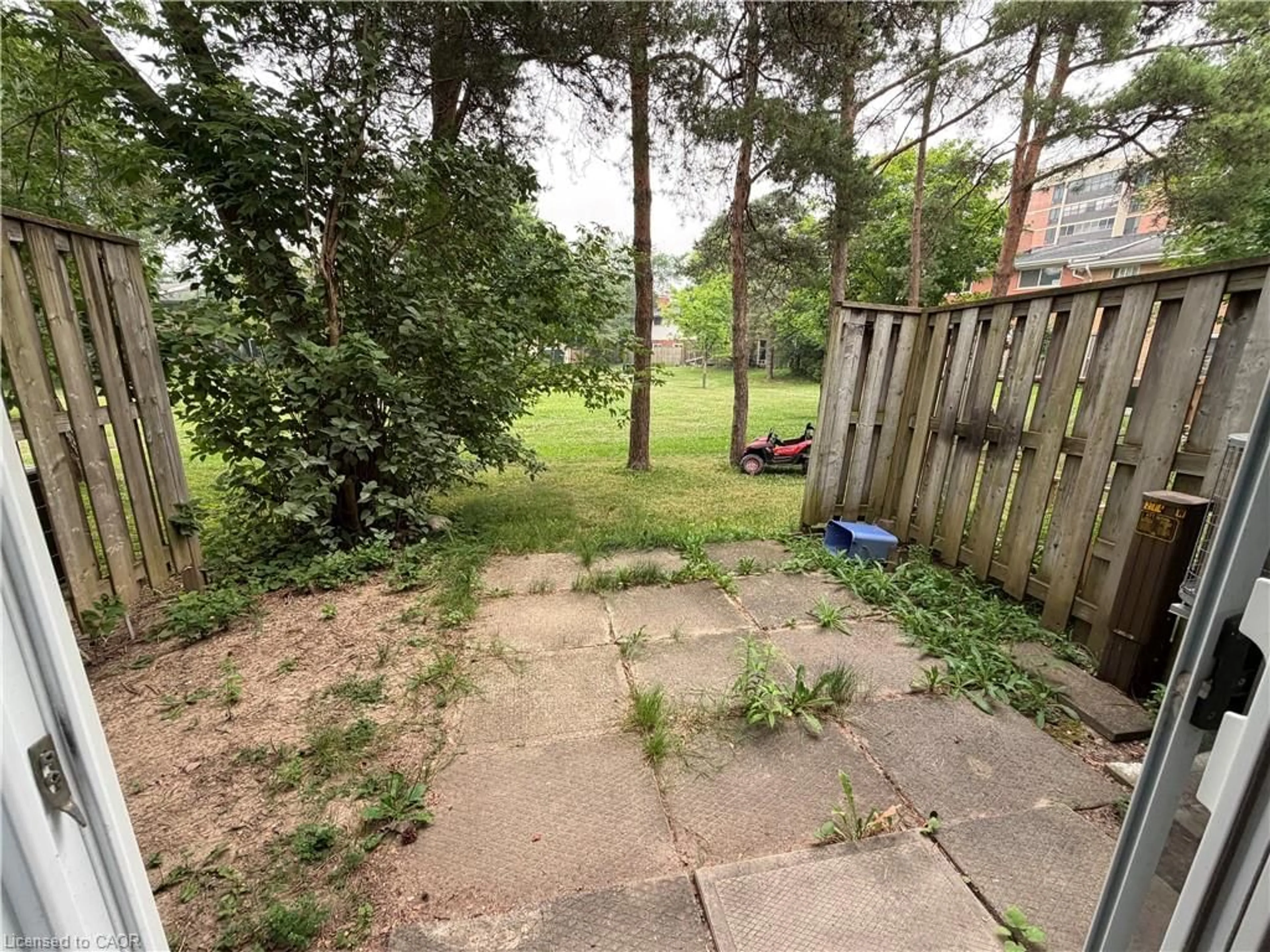 A pic from outside/outdoor area/front of a property/back of a property/a pic from drone, unknown for 276 Westcourt Pl, Waterloo Ontario N2L 2R7