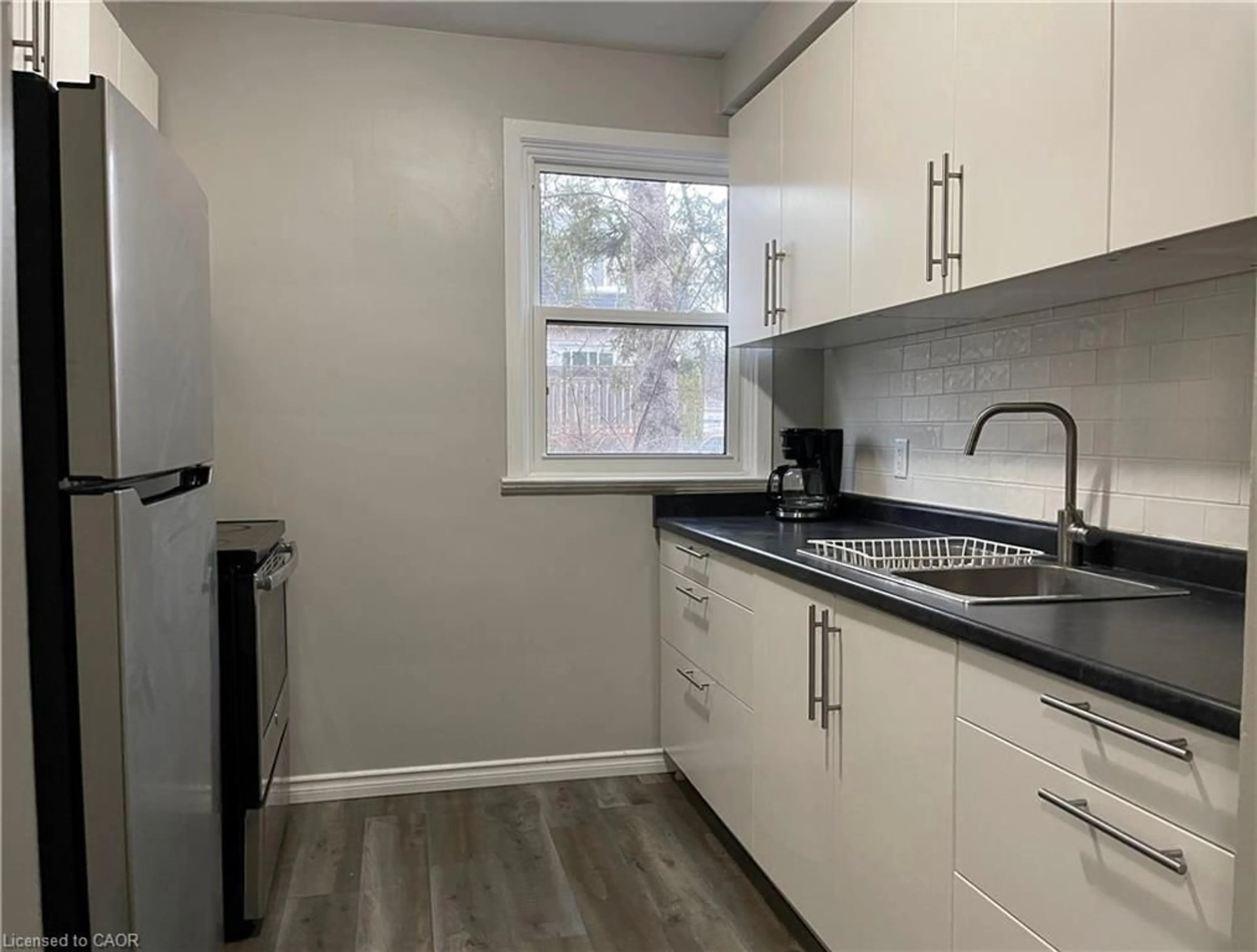 Standard kitchen, wood/laminate floor for 276 Westcourt Pl, Waterloo Ontario N2L 2R7