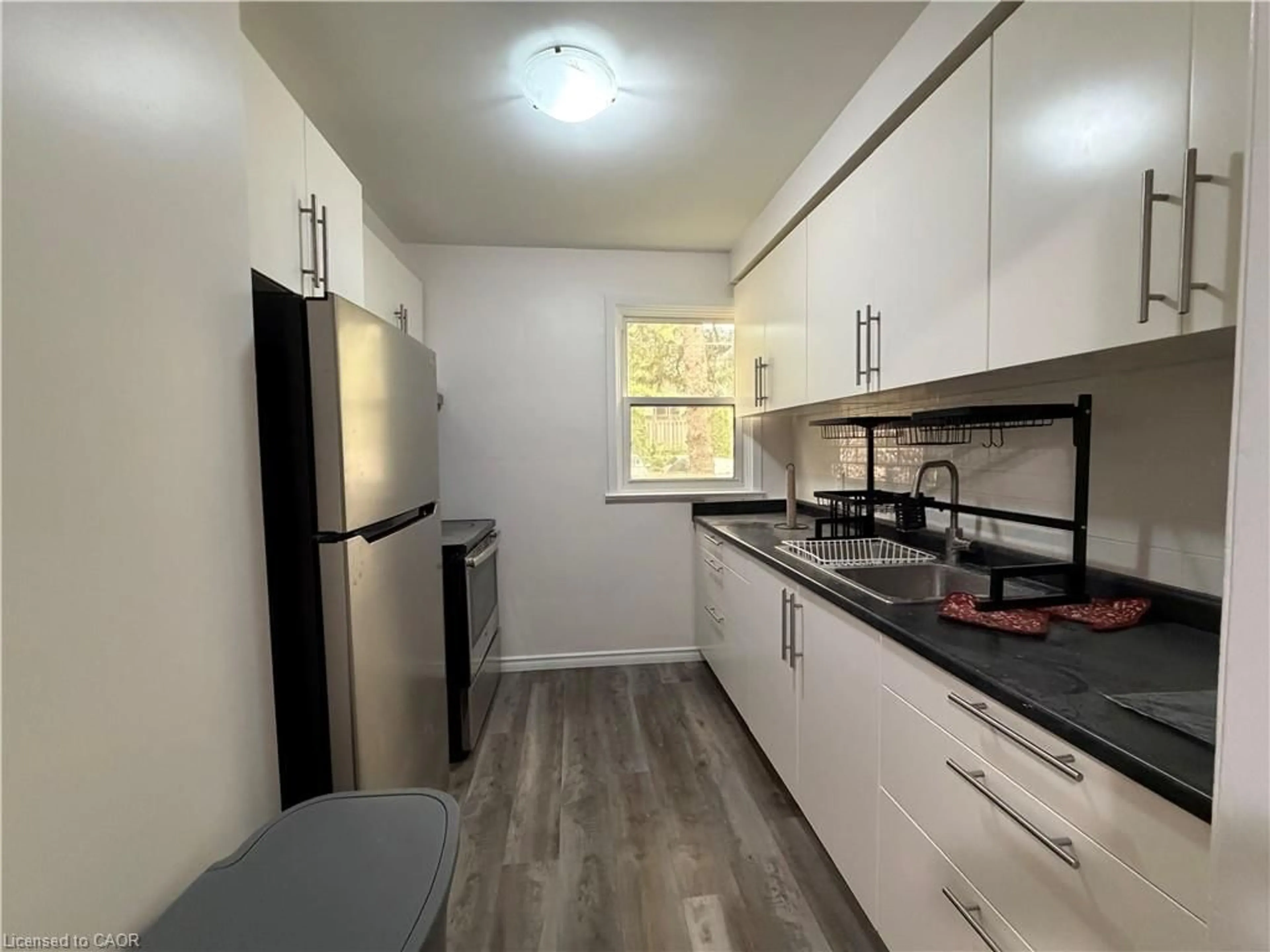 Standard kitchen, wood/laminate floor for 276 Westcourt Pl, Waterloo Ontario N2L 2R7