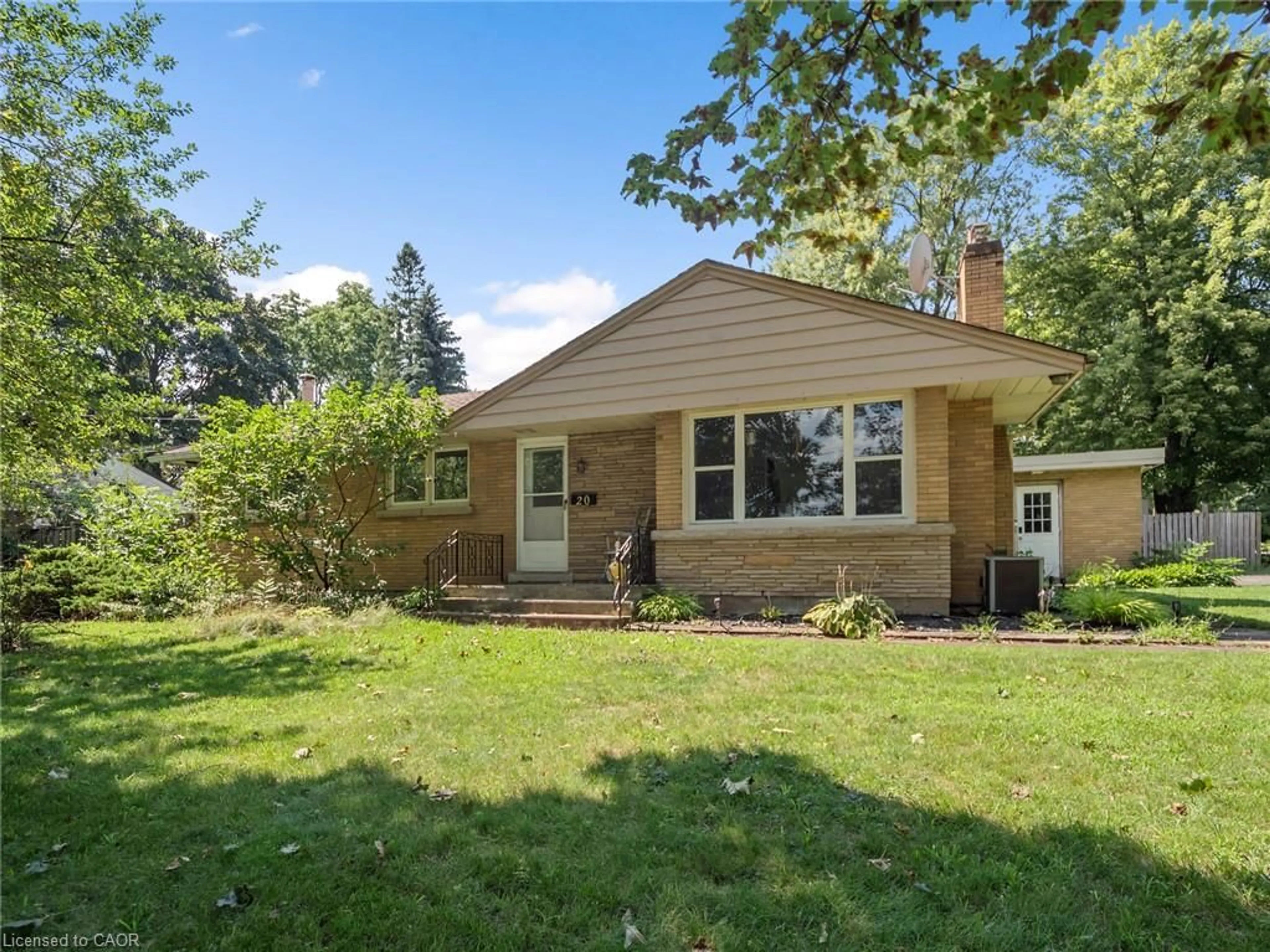 Home with vinyl exterior material, street for 20 Alan Cres, Fonthill Ontario L0S 1E0