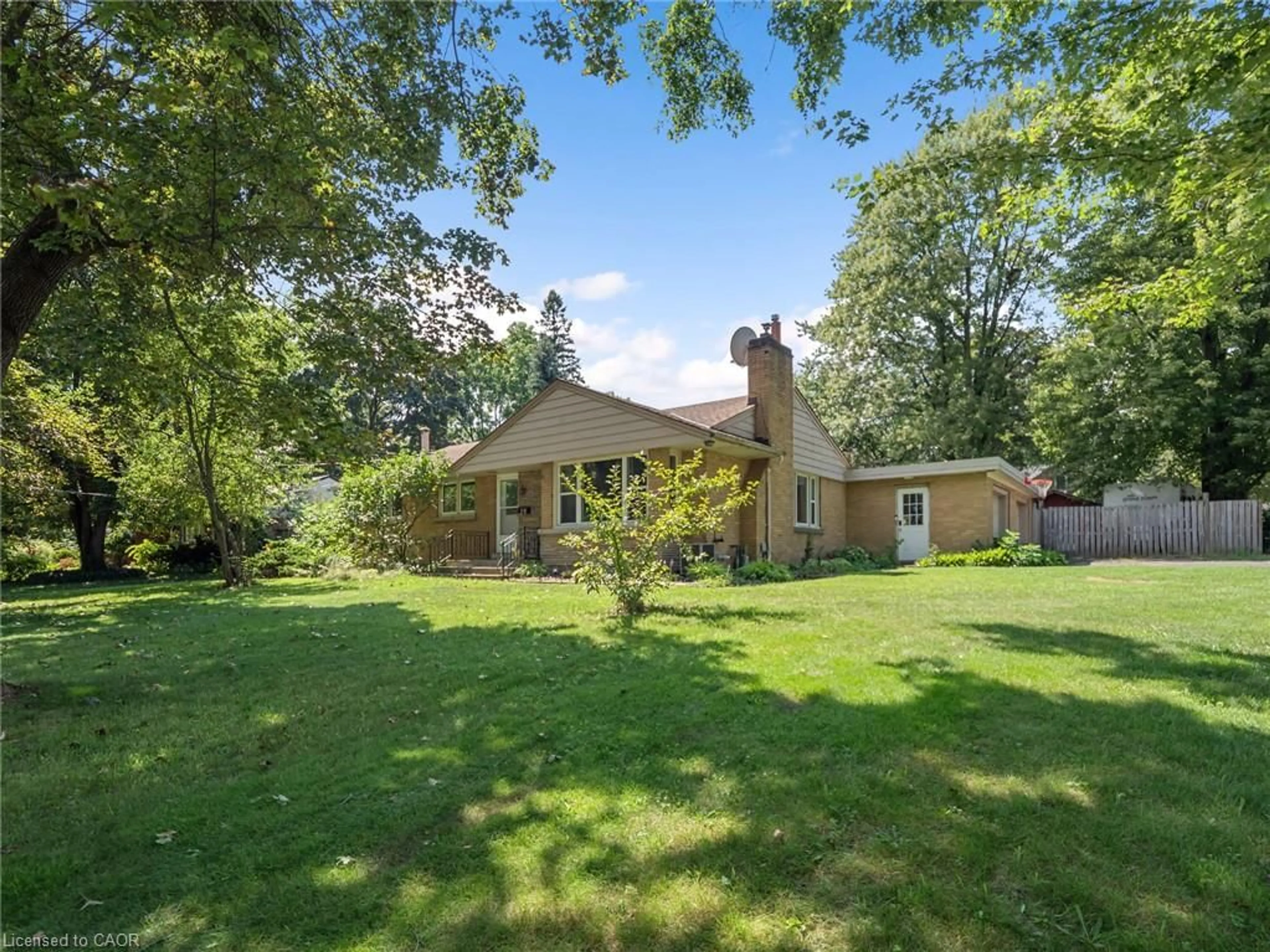 A pic from outside/outdoor area/front of a property/back of a property/a pic from drone, unknown for 20 Alan Cres, Fonthill Ontario L0S 1E0