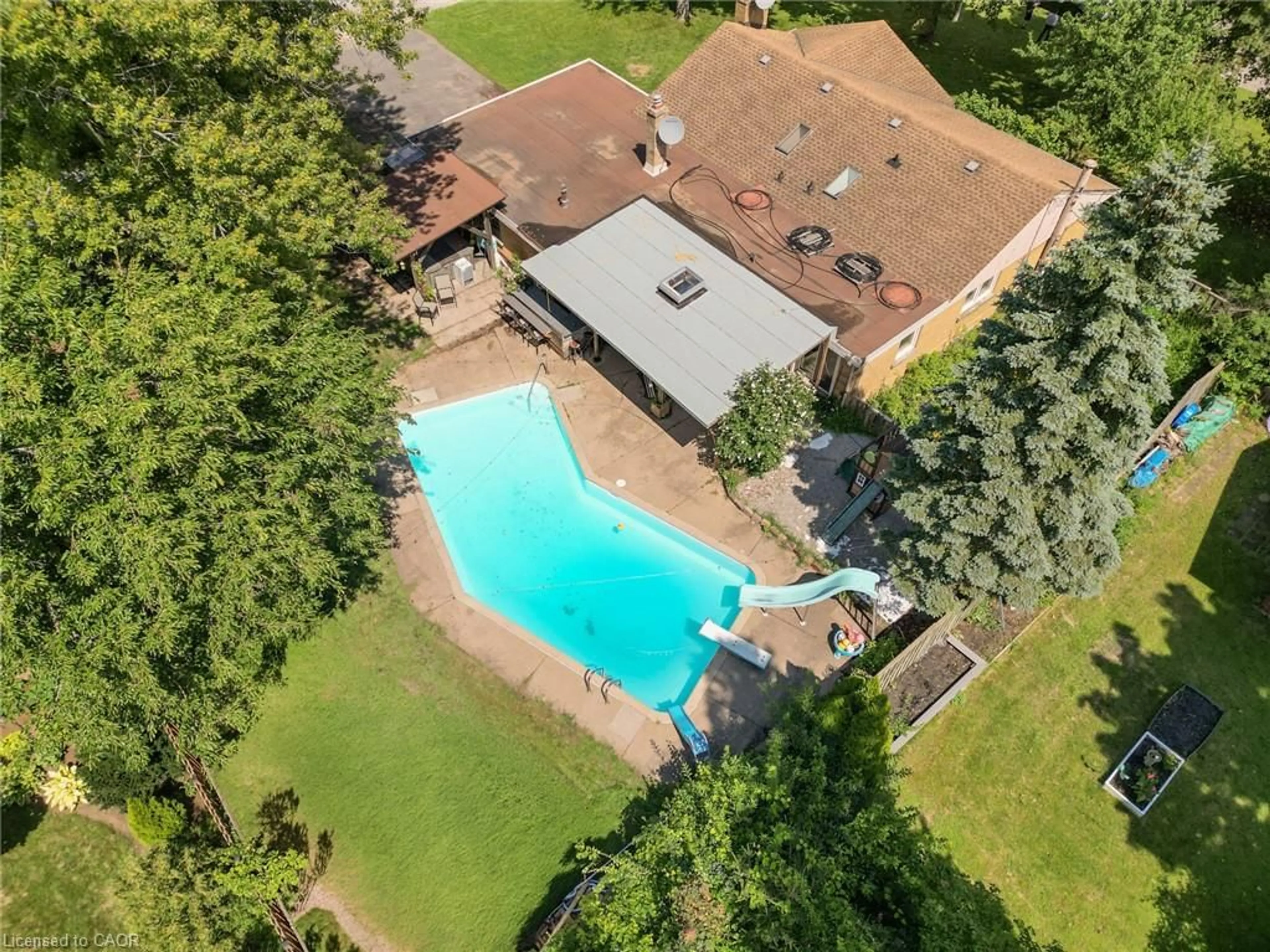 A pic from outside/outdoor area/front of a property/back of a property/a pic from drone, unknown for 20 Alan Cres, Fonthill Ontario L0S 1E0