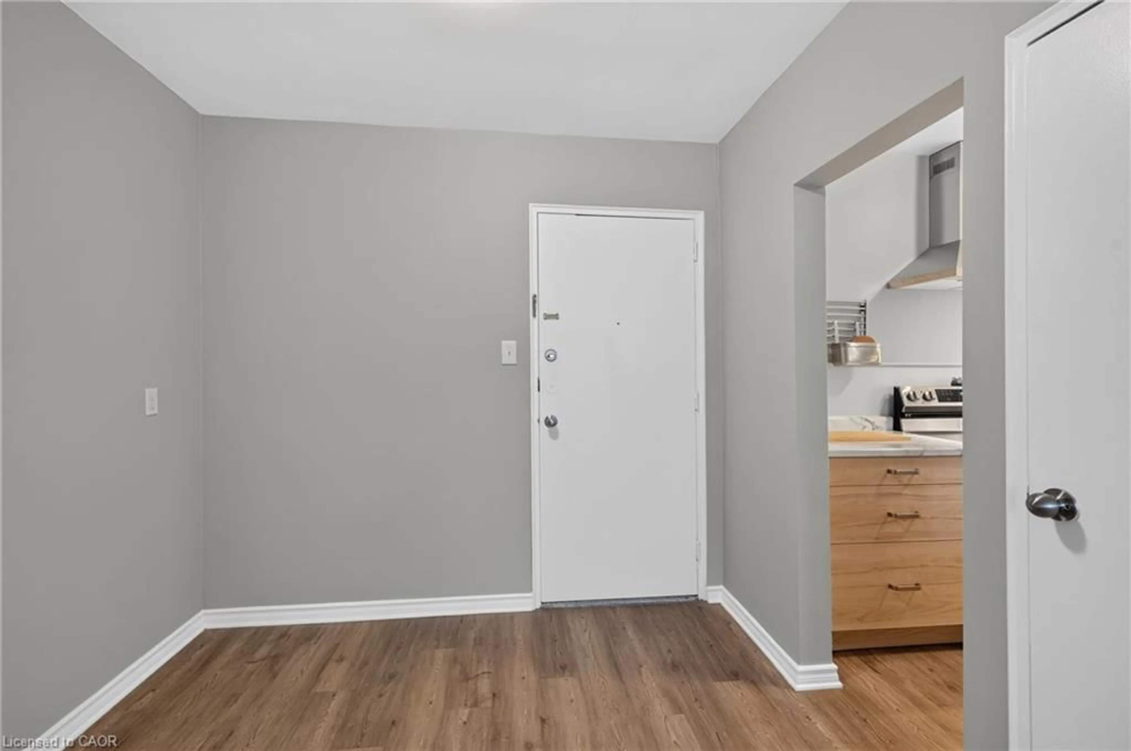 Indoor entryway for 37 Mericourt Rd #207, Hamilton Ontario L8S 2N5