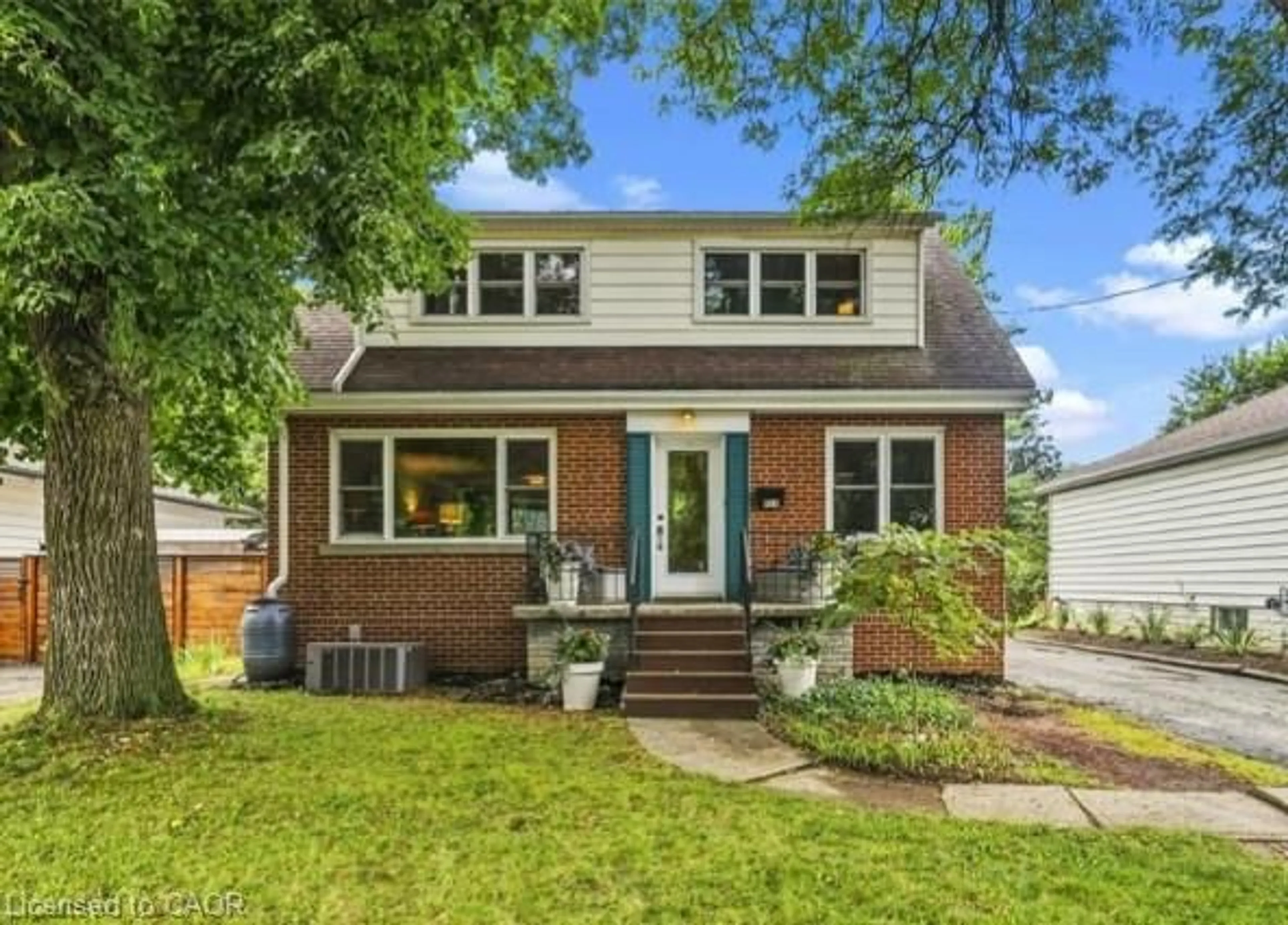 Home with brick exterior material, street for 177 York Rd, Dundas Ontario L9H 1M8