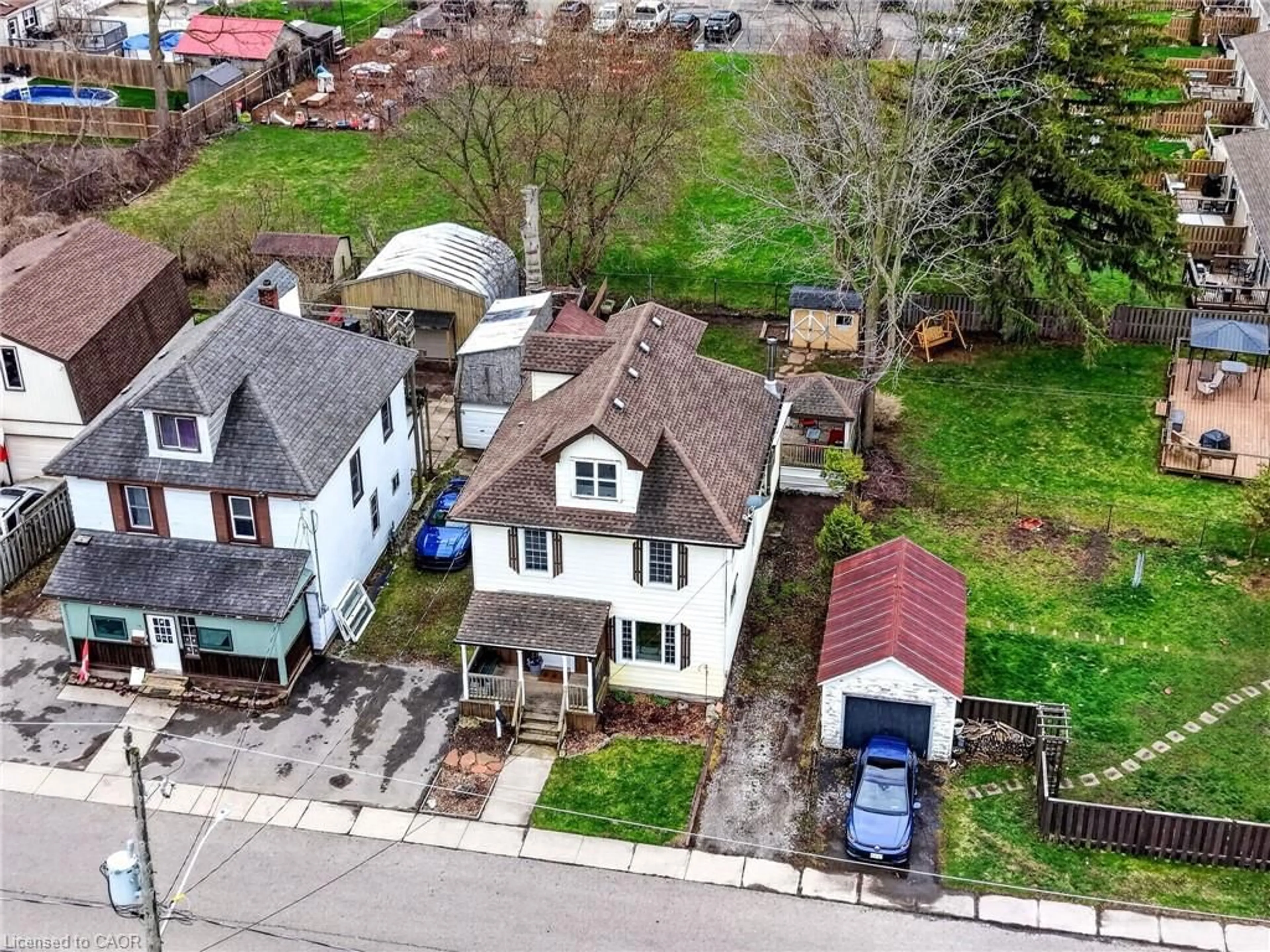 A pic from outside/outdoor area/front of a property/back of a property/a pic from drone, street for 122 South Cayuga St, Dunnville Ontario N1A 1P5