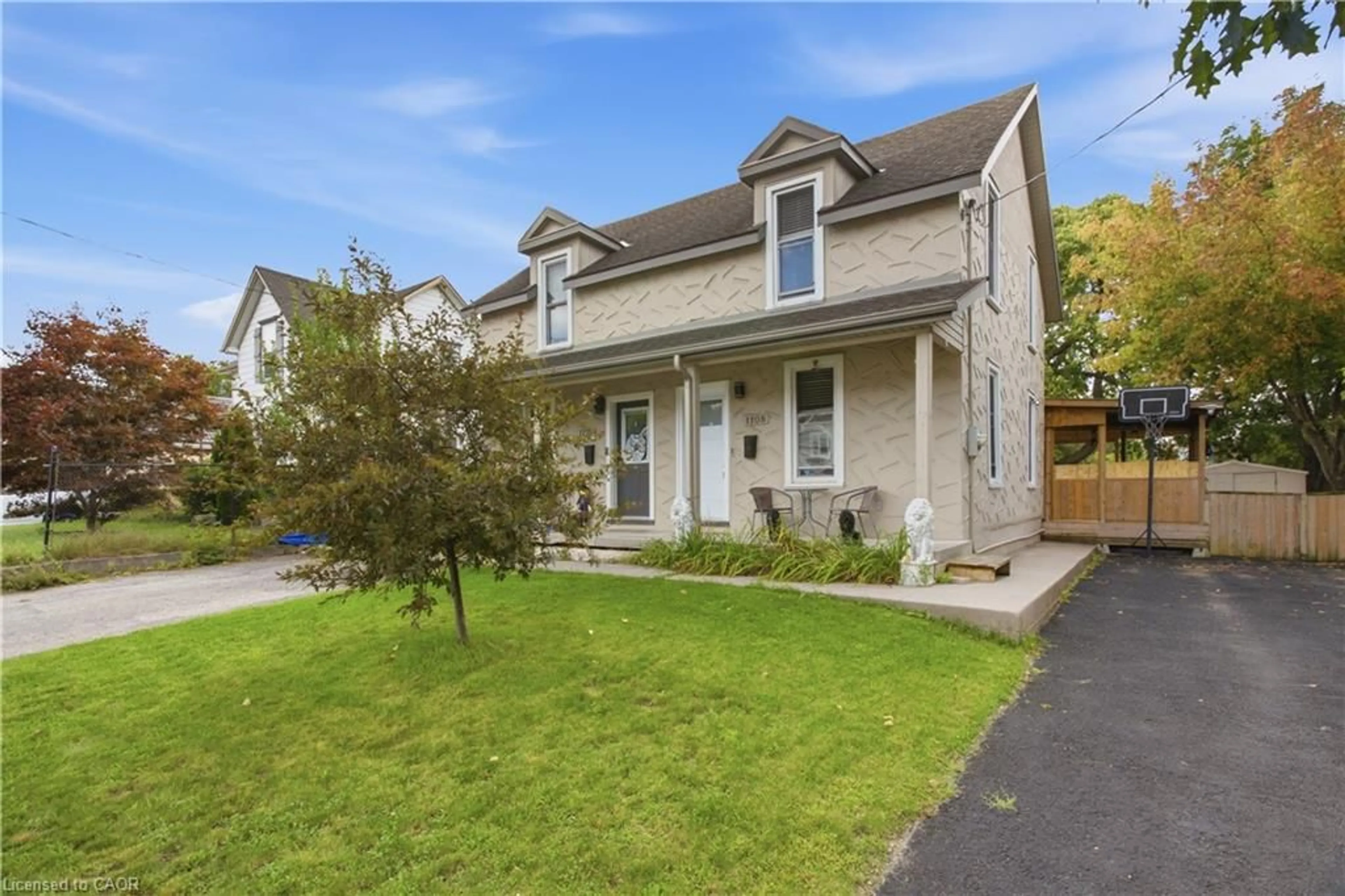 Home with vinyl exterior material, street for 1108 Queenston Rd, Cambridge Ontario N3H 3K9