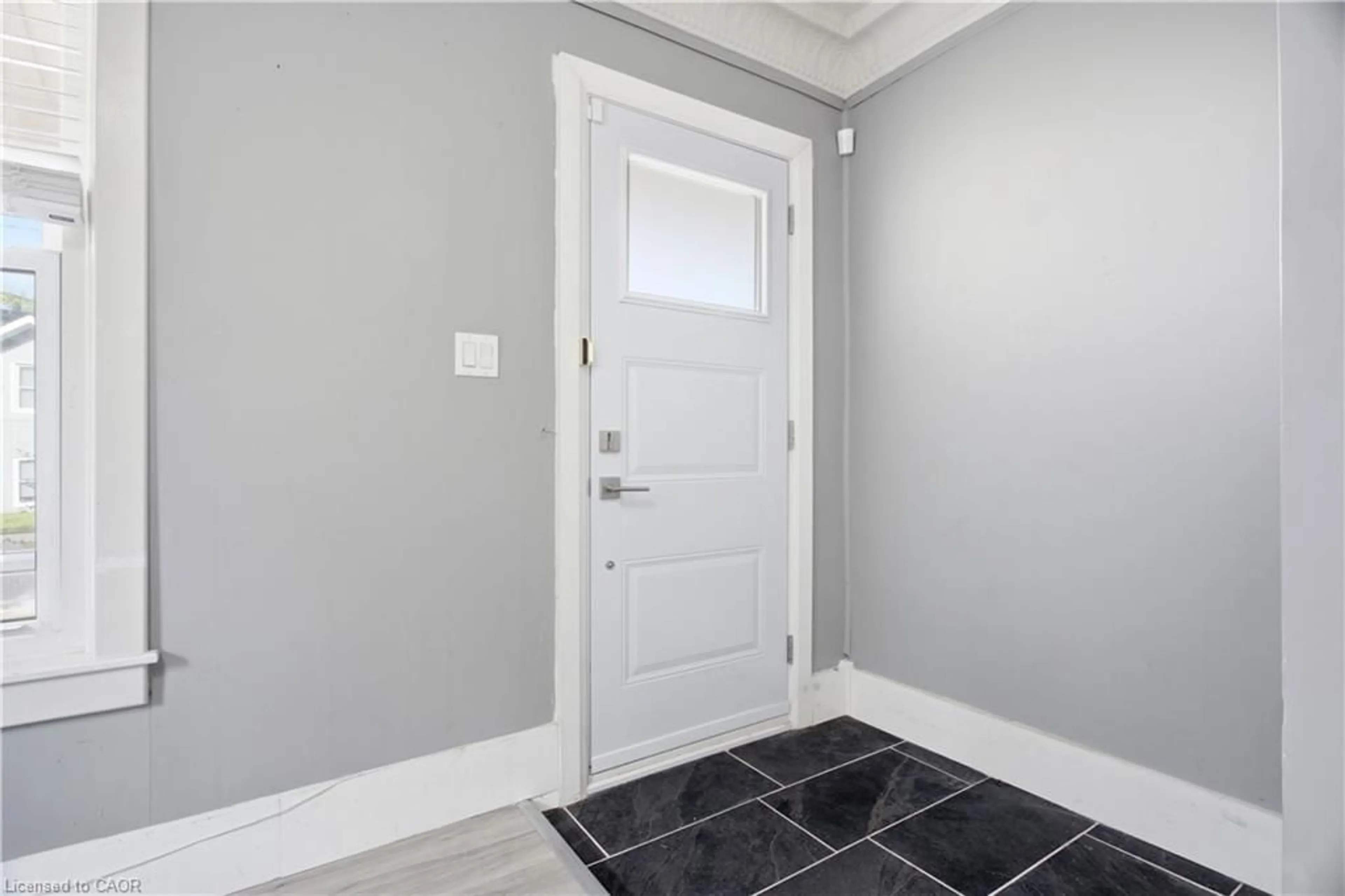 Indoor entryway for 1108 Queenston Rd, Cambridge Ontario N3H 3K9