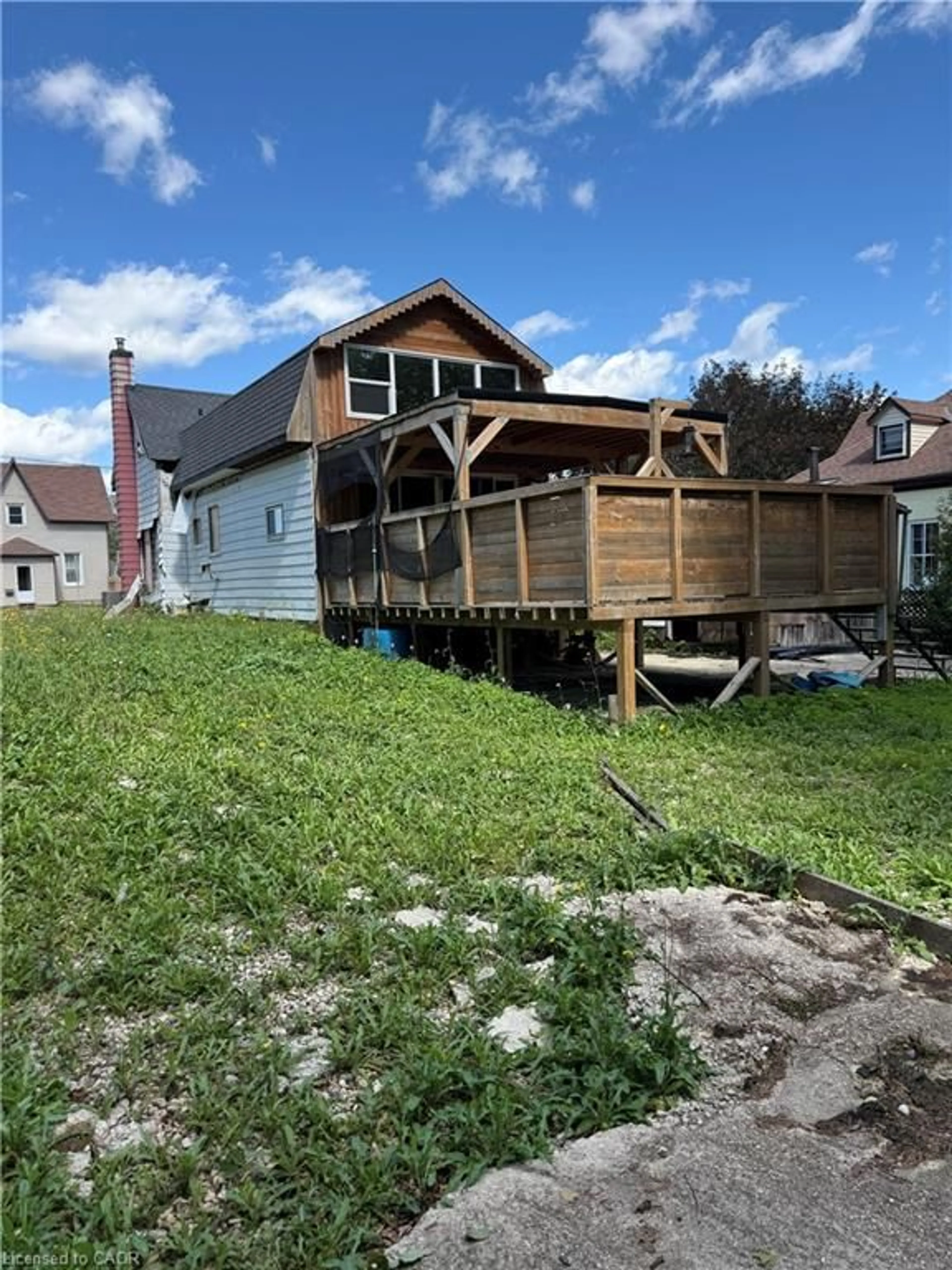 A pic from outside/outdoor area/front of a property/back of a property/a pic from drone, unknown for 720 Main St, Listowel Ontario N4W 1B1