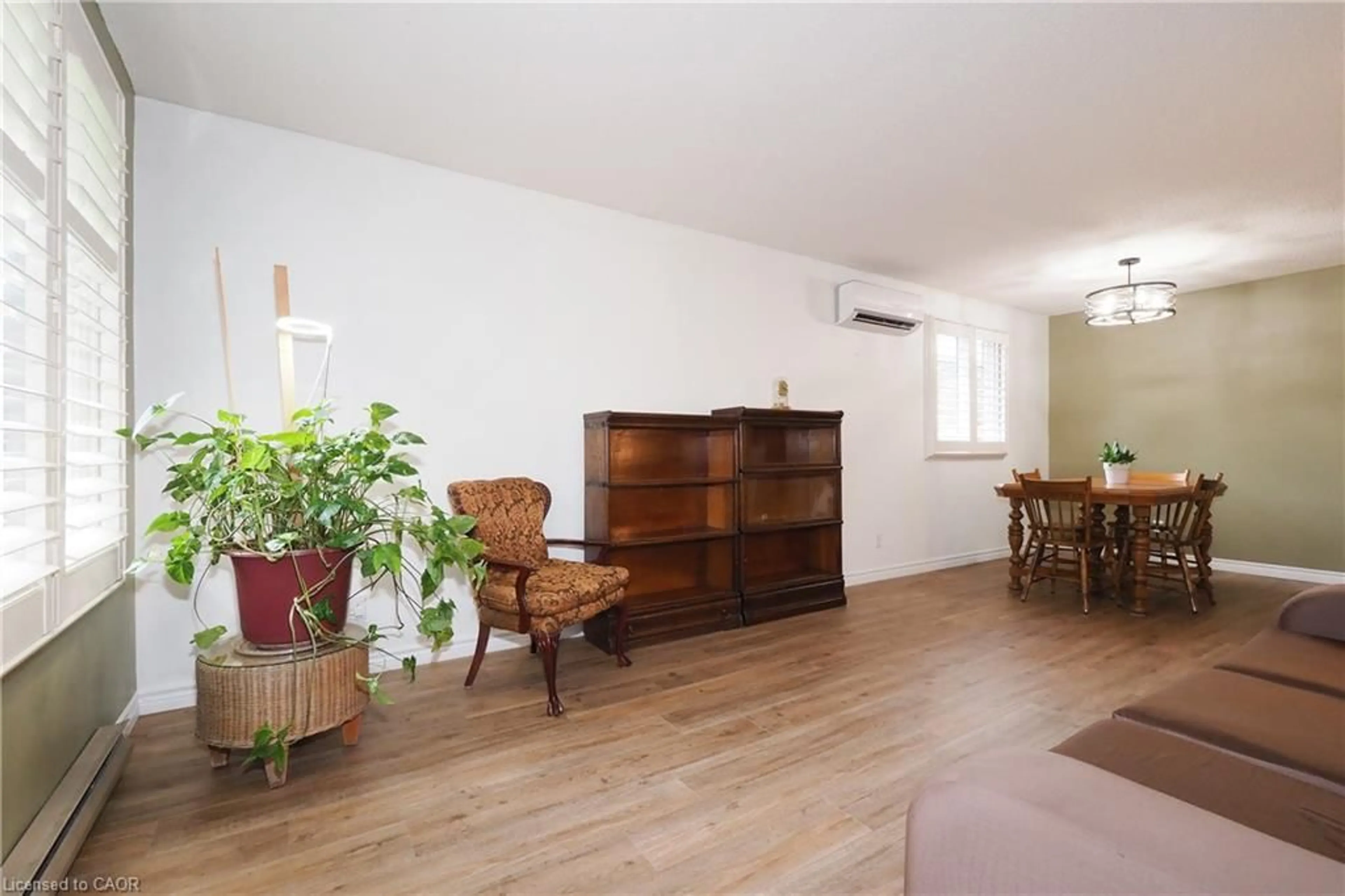 Living room with furniture, wood/laminate floor for 219 Foxhunt Rd, Waterloo Ontario N2K 2R8