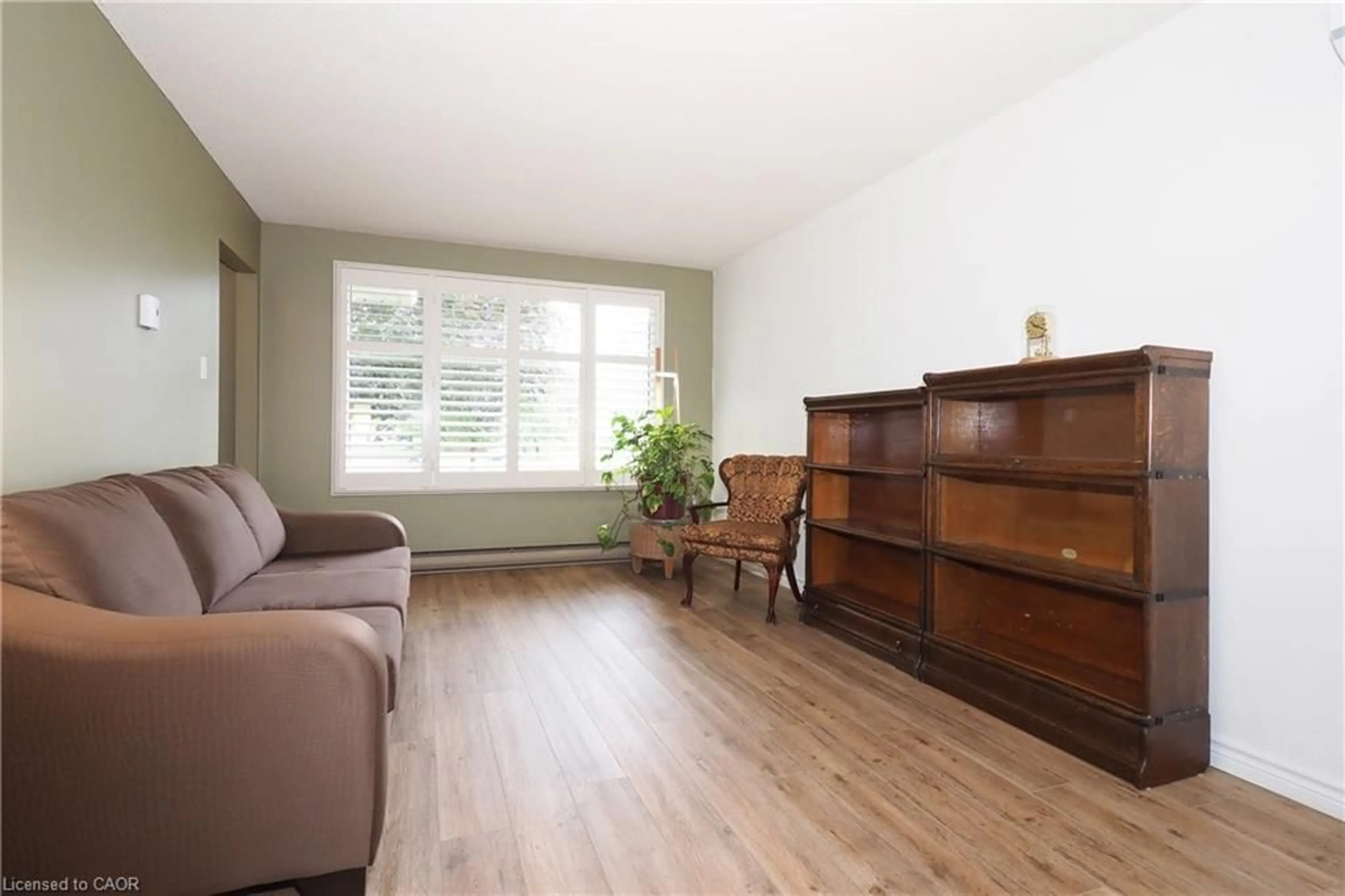 Living room with furniture, wood/laminate floor for 219 Foxhunt Rd, Waterloo Ontario N2K 2R8