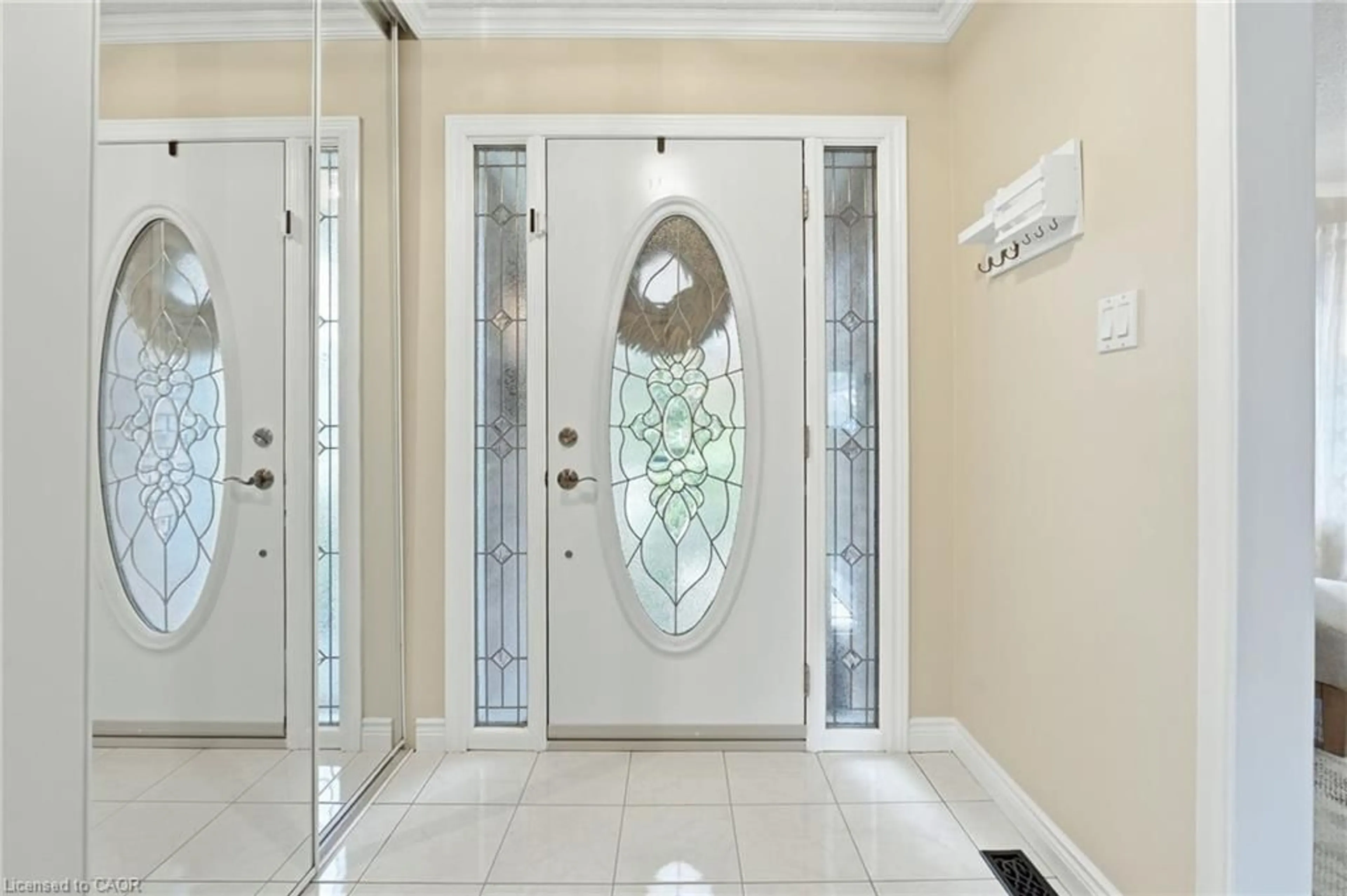 Indoor entryway for 10 Acacia St, Stoney Creek Ontario L8J 1V6