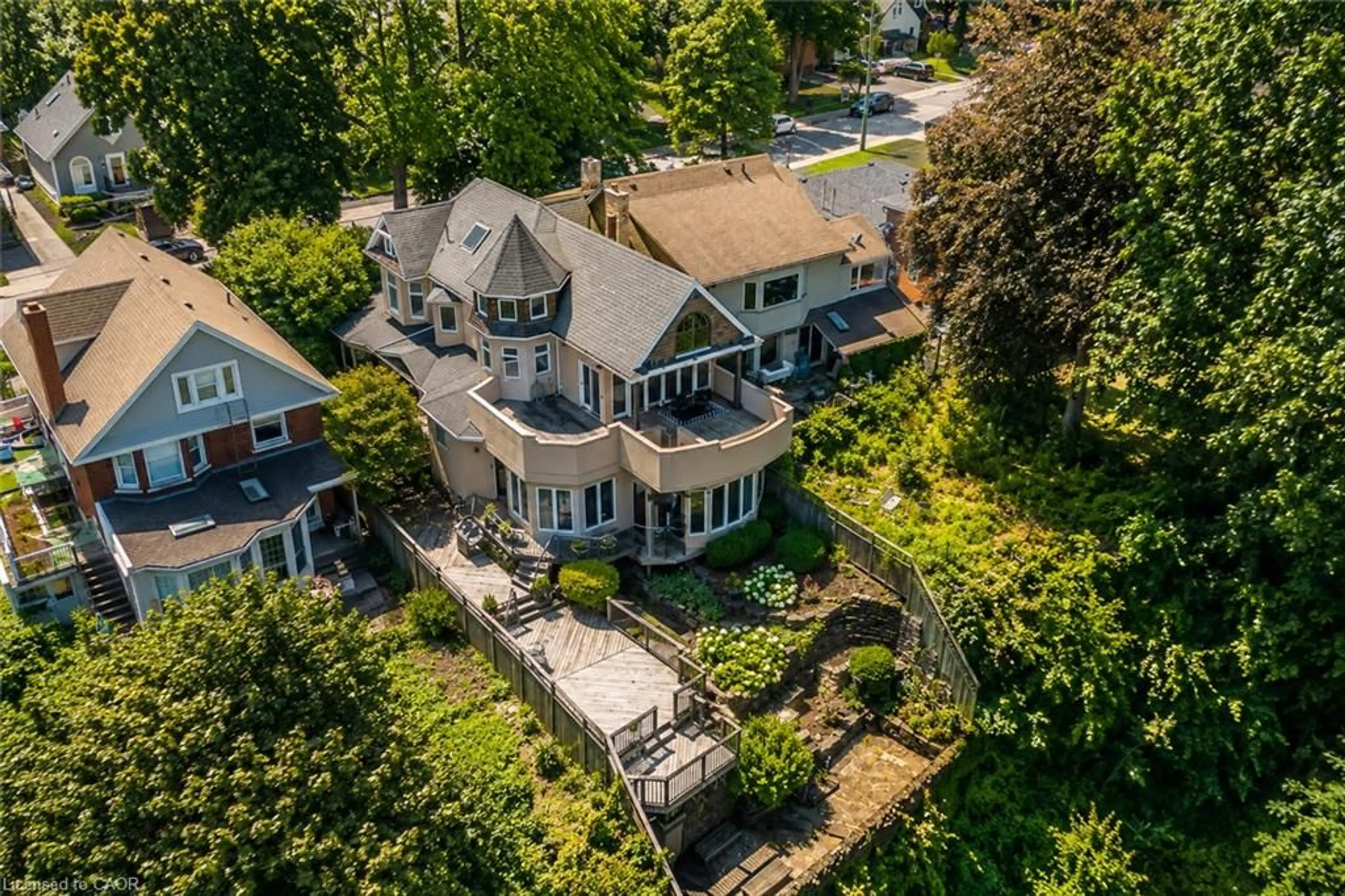 A pic from outside/outdoor area/front of a property/back of a property/a pic from drone, street for 91 Mountain Park Ave, Hamilton Ontario L9A 1A1